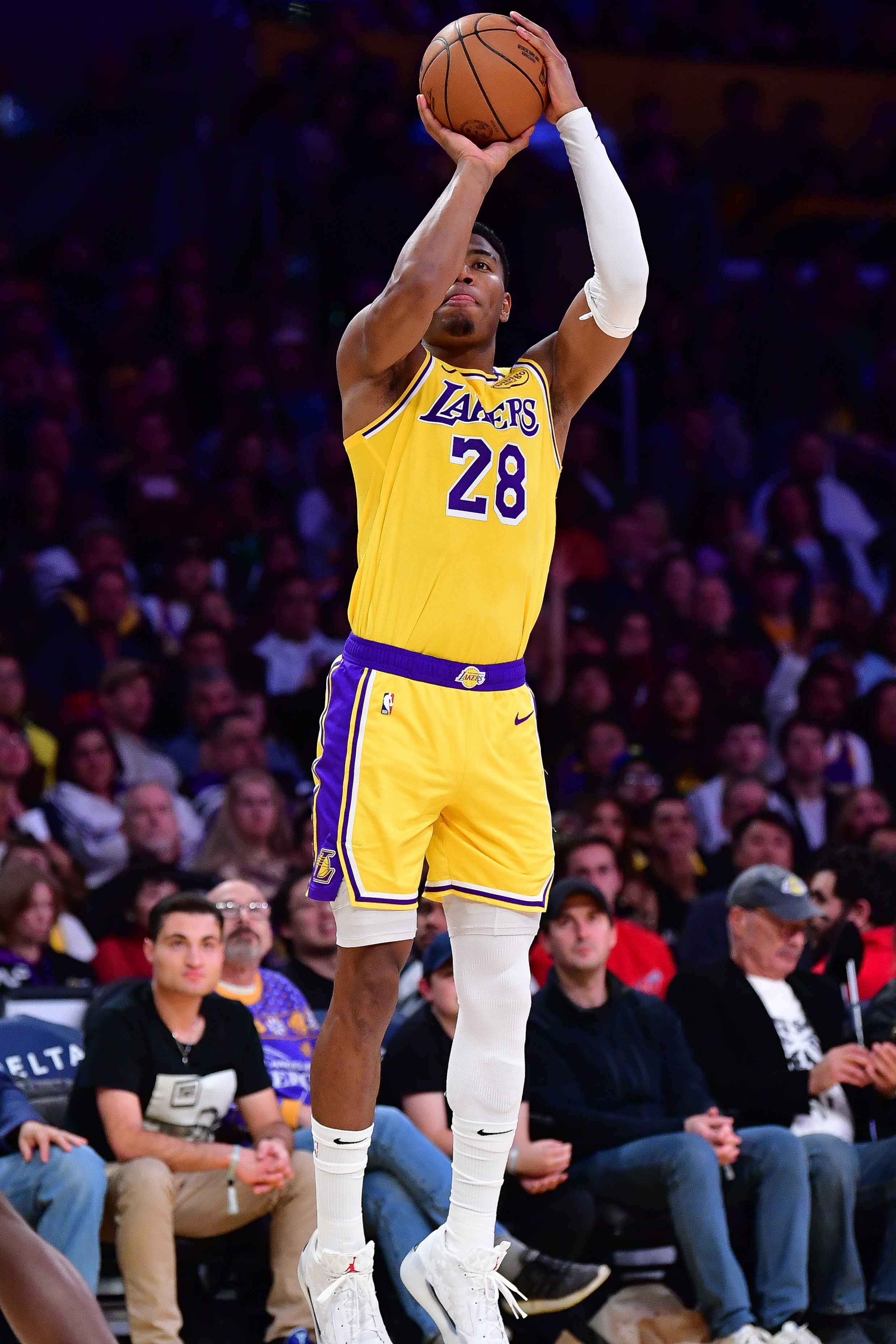  聽(tīng)說(shuō)要交易我？八村塁半場(chǎng)9中5&三分6中3砍15分4板2助 正負(fù)值+13