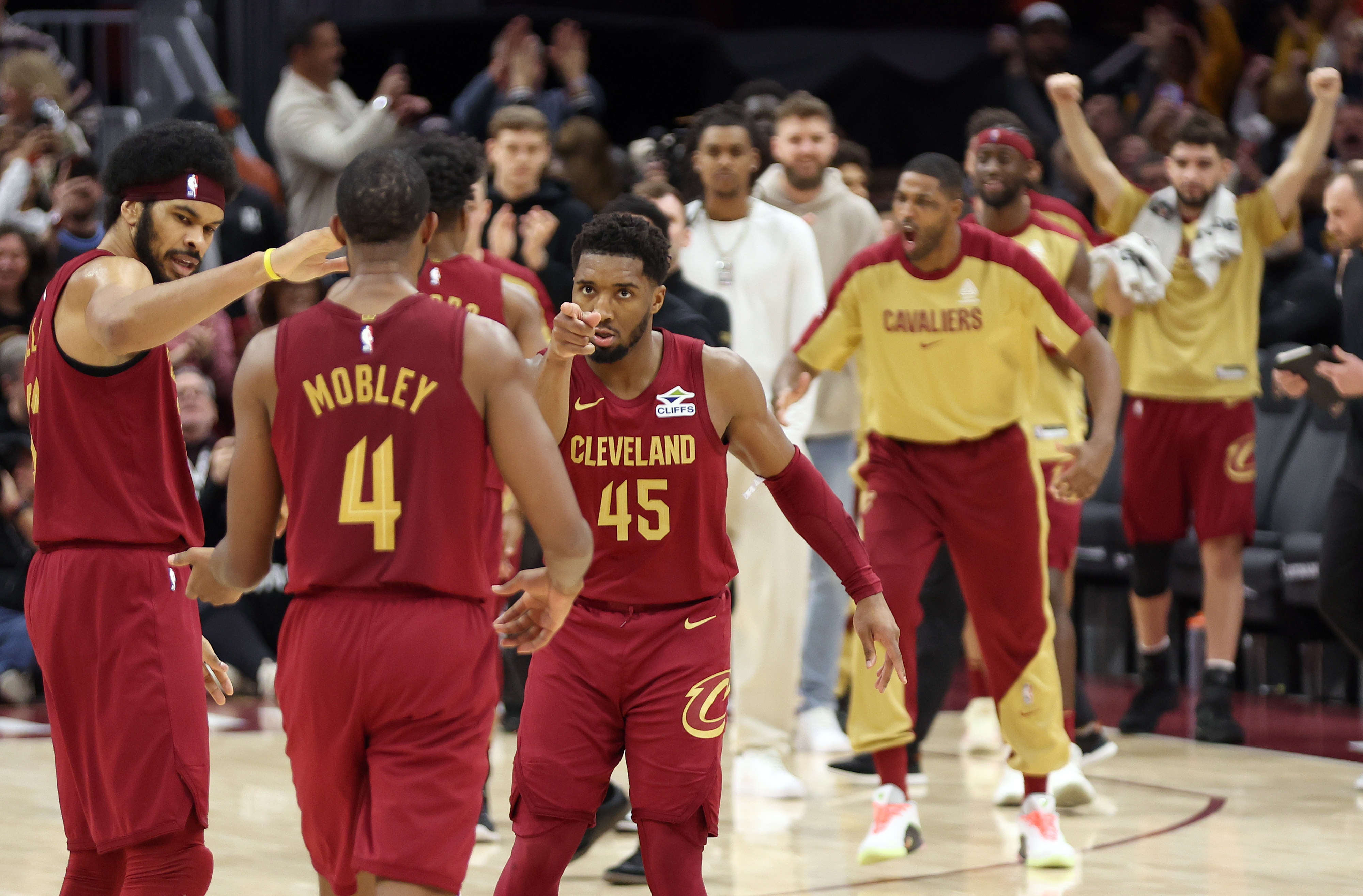  三劍客復(fù)仇了！米切爾24+12+7+4斷&阿倫25+12&小莫布里22+7+4