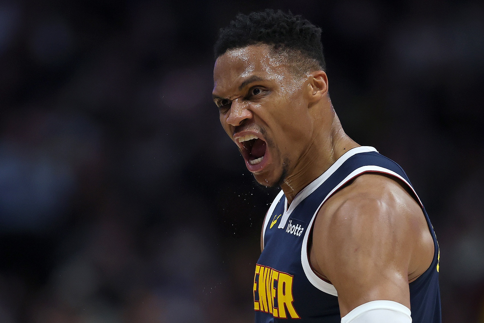  充滿激情！威少戰(zhàn)舊主半場11投3中得到9分6助2斷3失誤 正負值-7