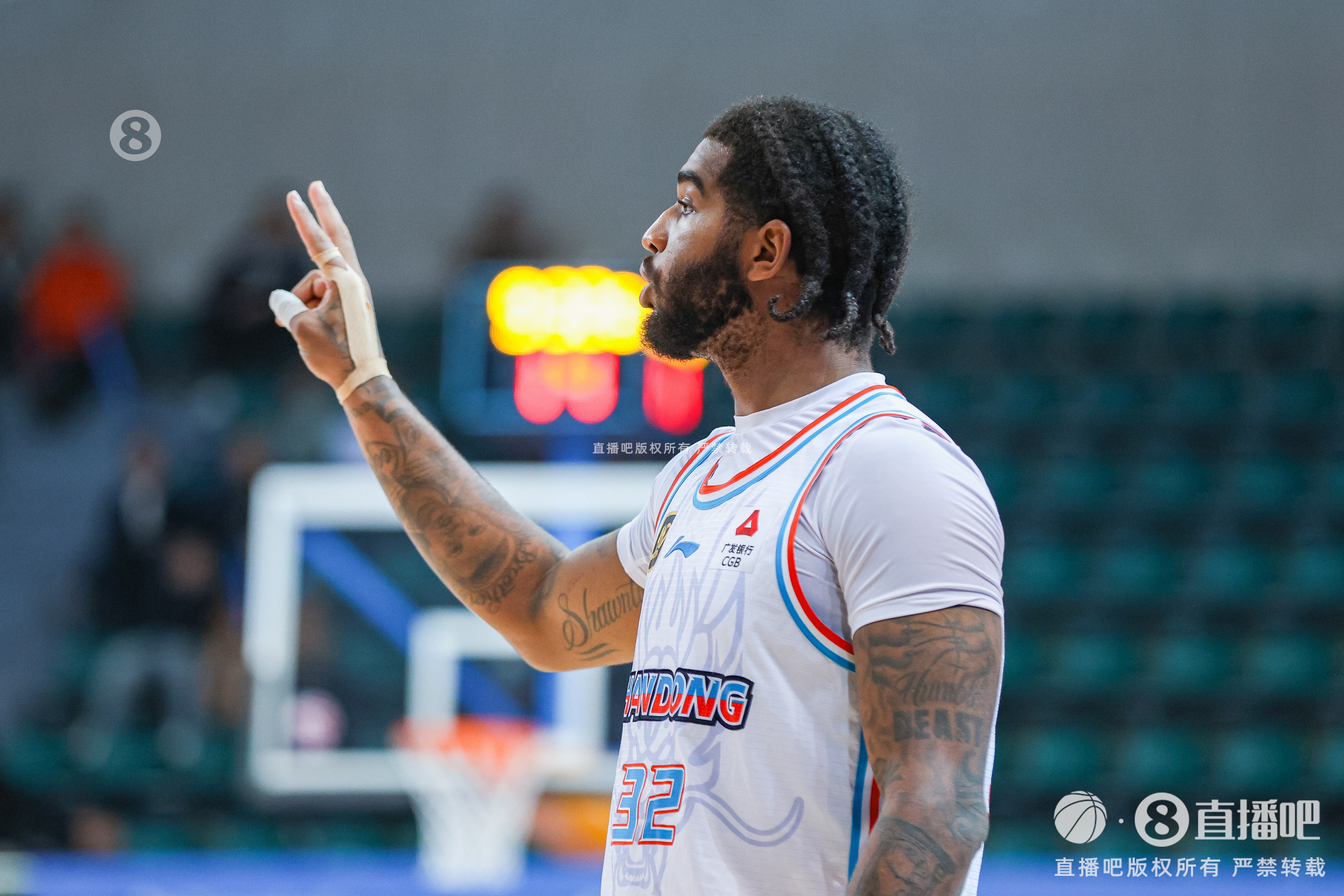  內(nèi)線殺器！克里斯半場(chǎng)11中6砍下16分5板 罰球4中4