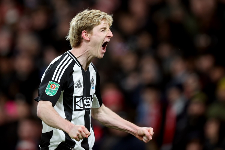  無(wú)腦染紅！紐卡足總杯被淘汰，戈登本賽季34場(chǎng)9球6助無(wú)緣戰(zhàn)利物浦