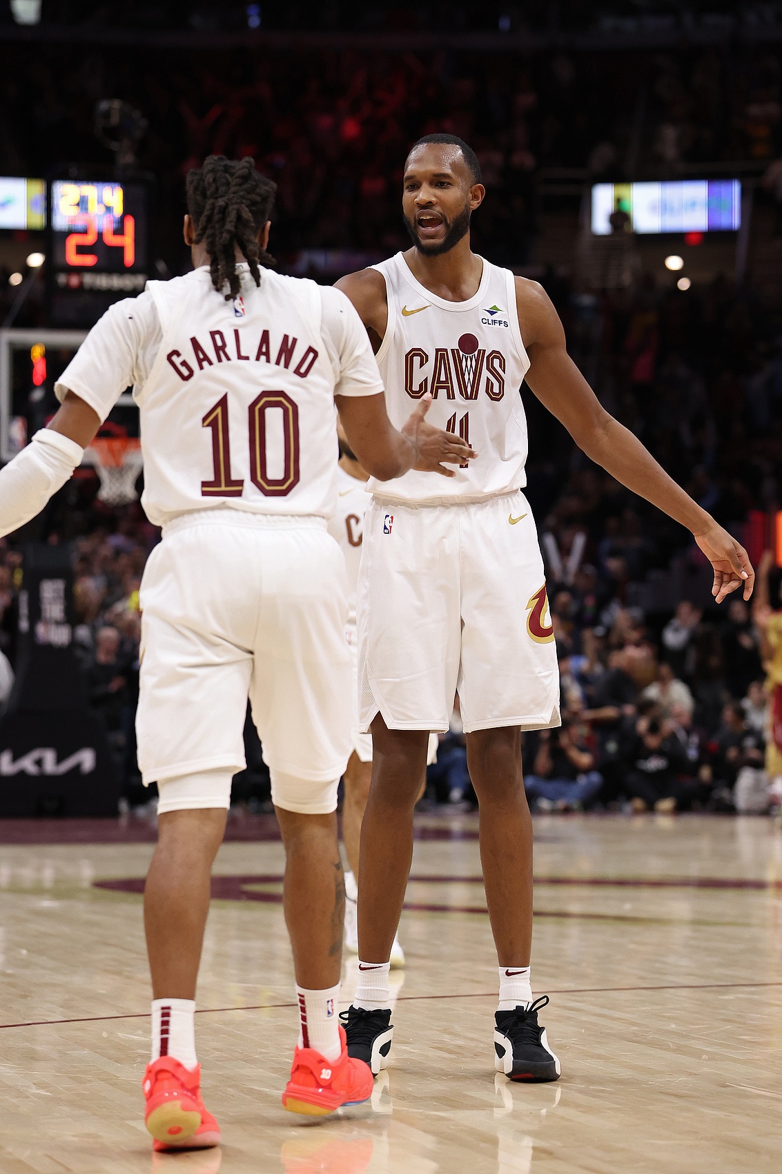  聯(lián)盟第一！騎士本賽季三人入選全明星 米切爾首發(fā)&加蘭莫布里替補