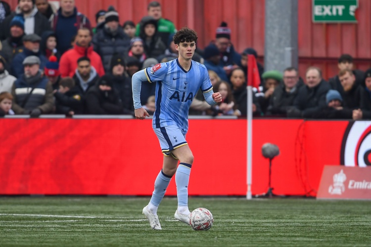  18歲后衛(wèi)阿奇-格雷此前連續(xù)17場為熱刺首發(fā)，今天對曼聯(lián)替補待命