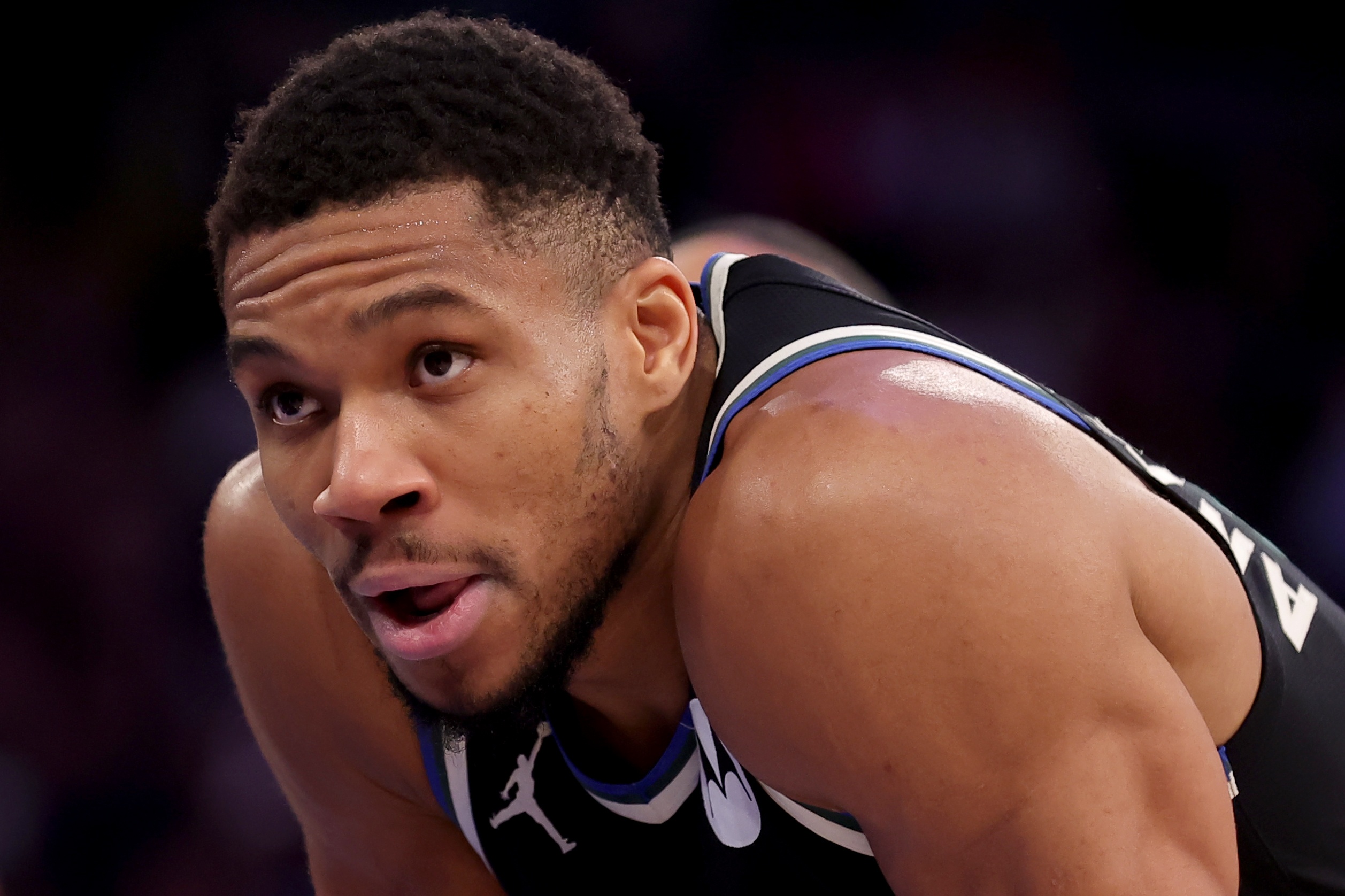  正負(fù)值+16冠絕全場！字母哥18中11砍下23分16板7助 三分2中1