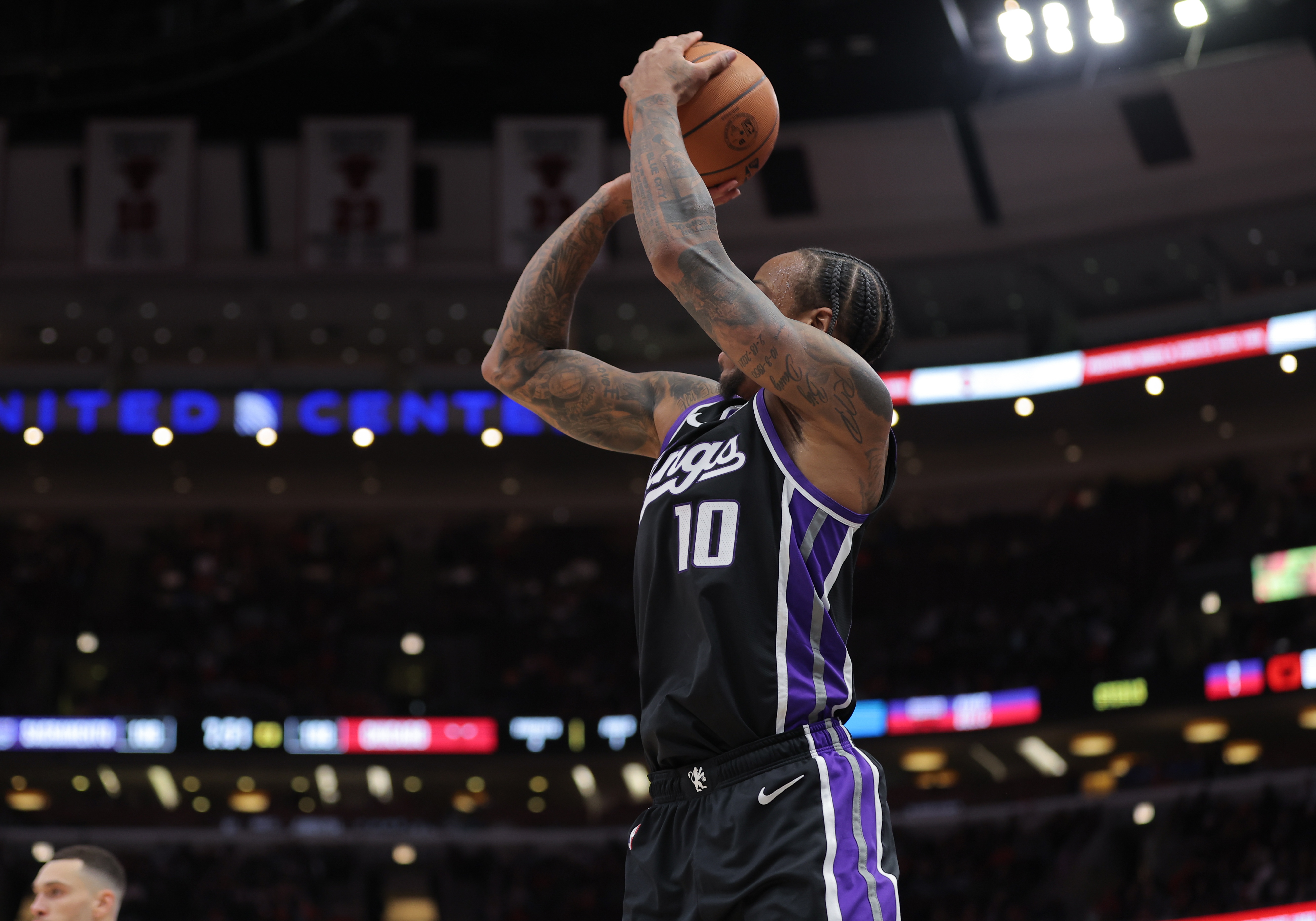  狀態(tài)在線！德羅贊14中8貢獻19分6板8助 拉文18中9攻下22分8板