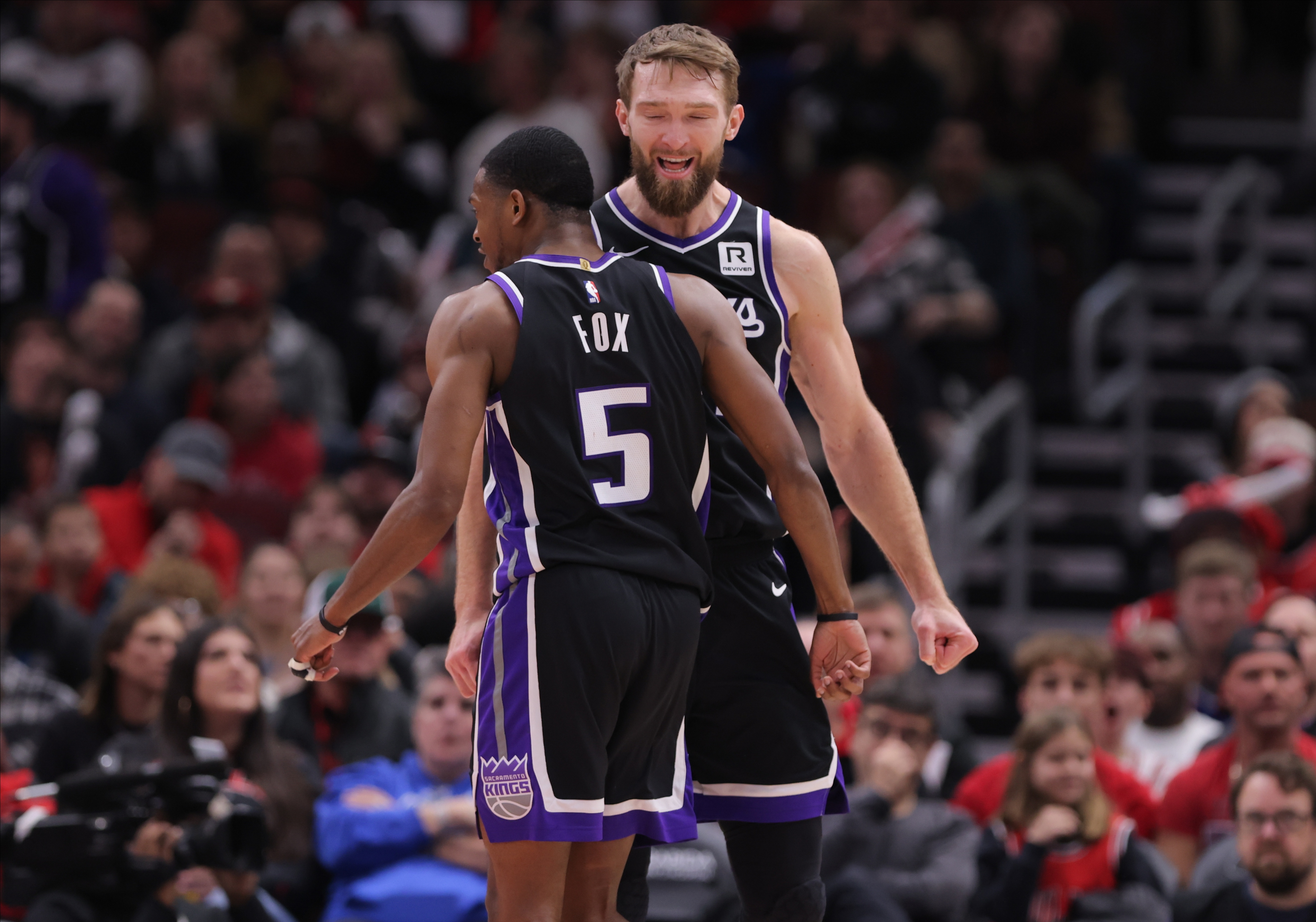  小薩：?？怂故莻€(gè)職業(yè)球員 我們?cè)诟率依镏魂P(guān)注贏球