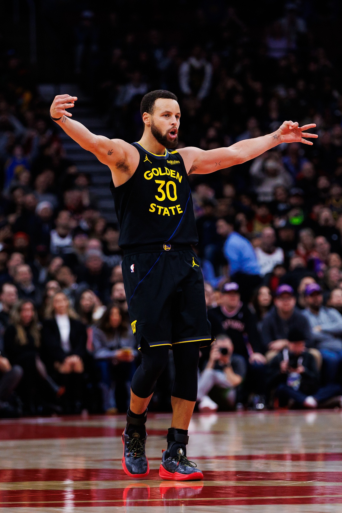  三分之神！庫(kù)里連續(xù)在4座城市單場(chǎng)命中至少6記三分 歷史首人