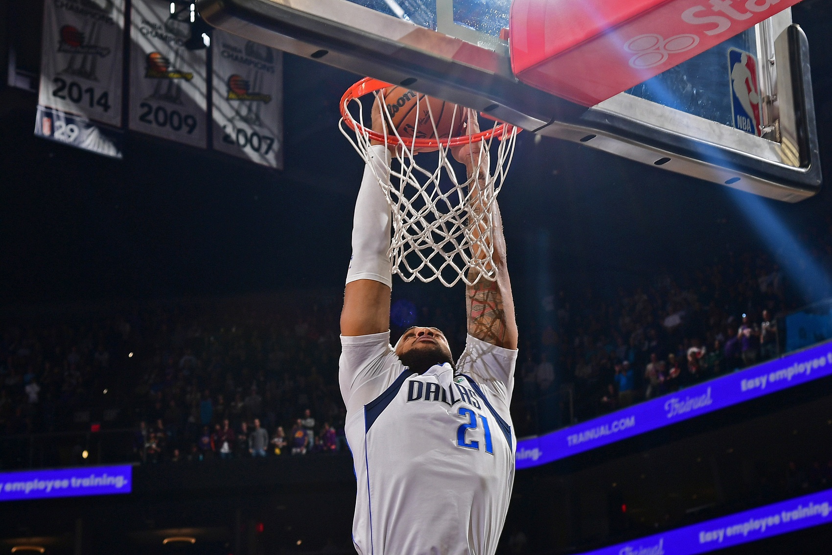  濃眉心里有點(diǎn)苦！加福德末節(jié)傷退 全場(chǎng)10中5貢獻(xiàn)12分6板2帽