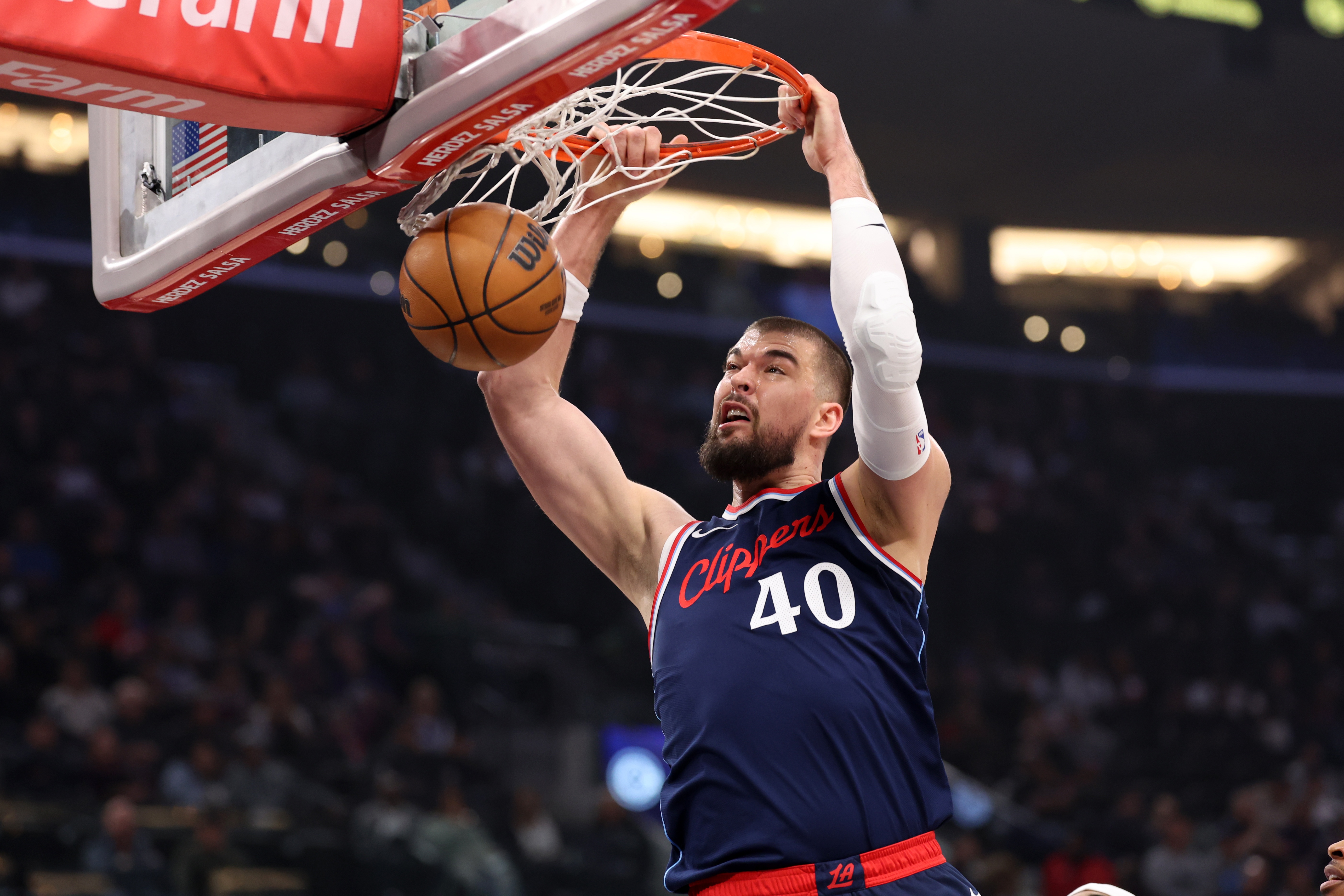  打得可以！祖巴茨11中6拿到13分16板5助1斷3帽 6前場板