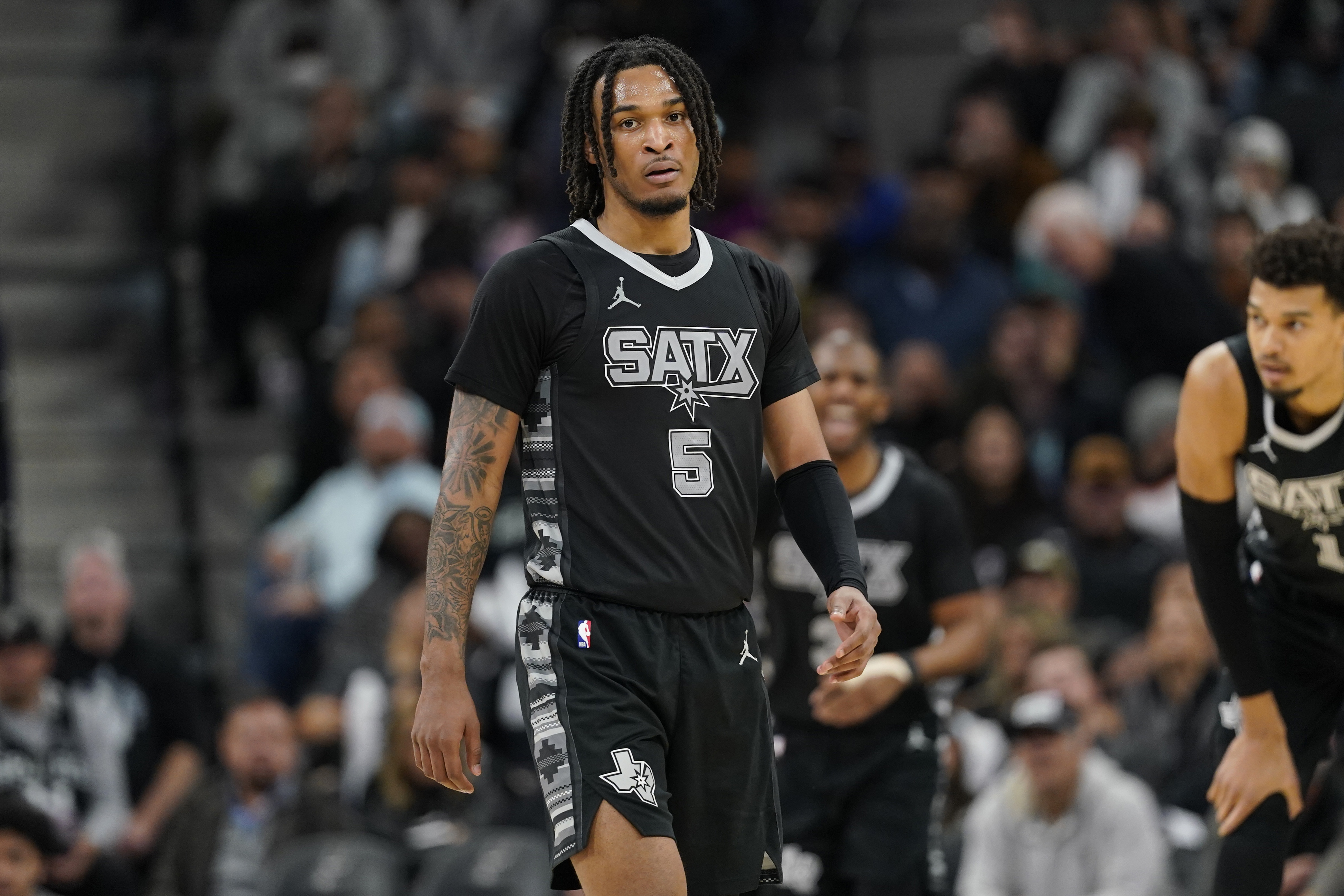  凱爾登-約翰遜：卡斯?fàn)柕臐摿χ唤怄i了皮毛 他不知道自己能有多強(qiáng)