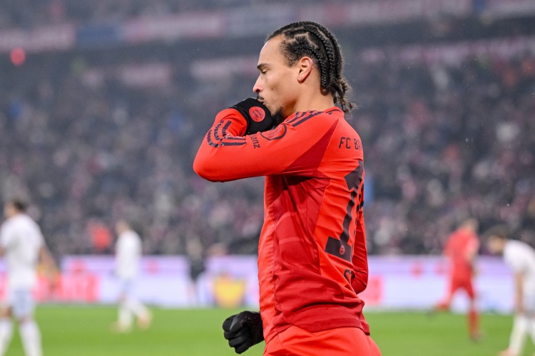  離場時(shí)和四官有身體接觸！埃芬博格批評薩內(nèi)：無禮，他可以改道的