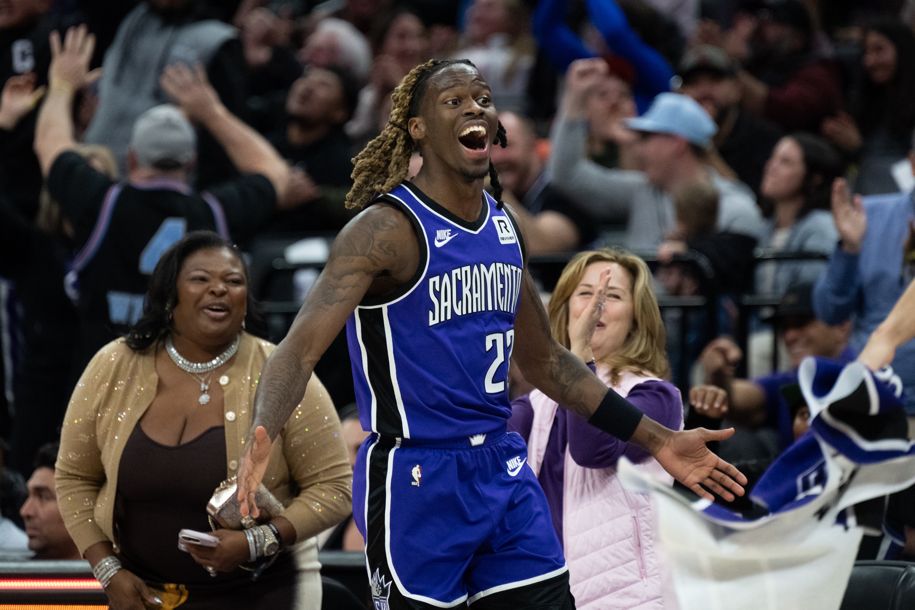  替補(bǔ)大腿！埃利斯半場(chǎng)11中8&三分9中6砍下22分 另有3板1斷2帽