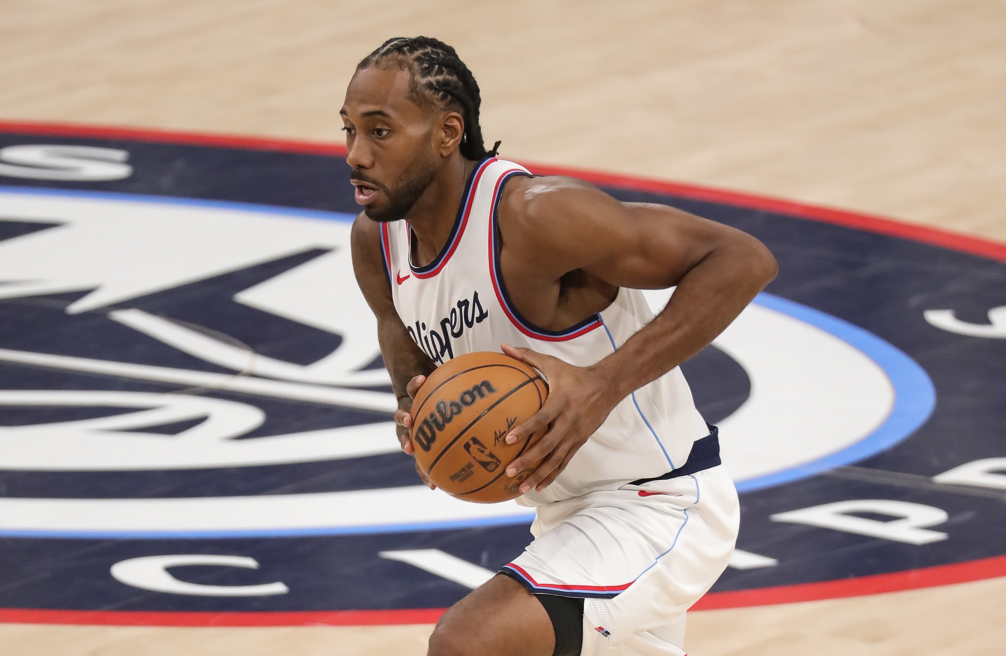  很準(zhǔn)！萊昂納德上半場(chǎng)5投4中&三分3中3 得到11分2板3助1斷