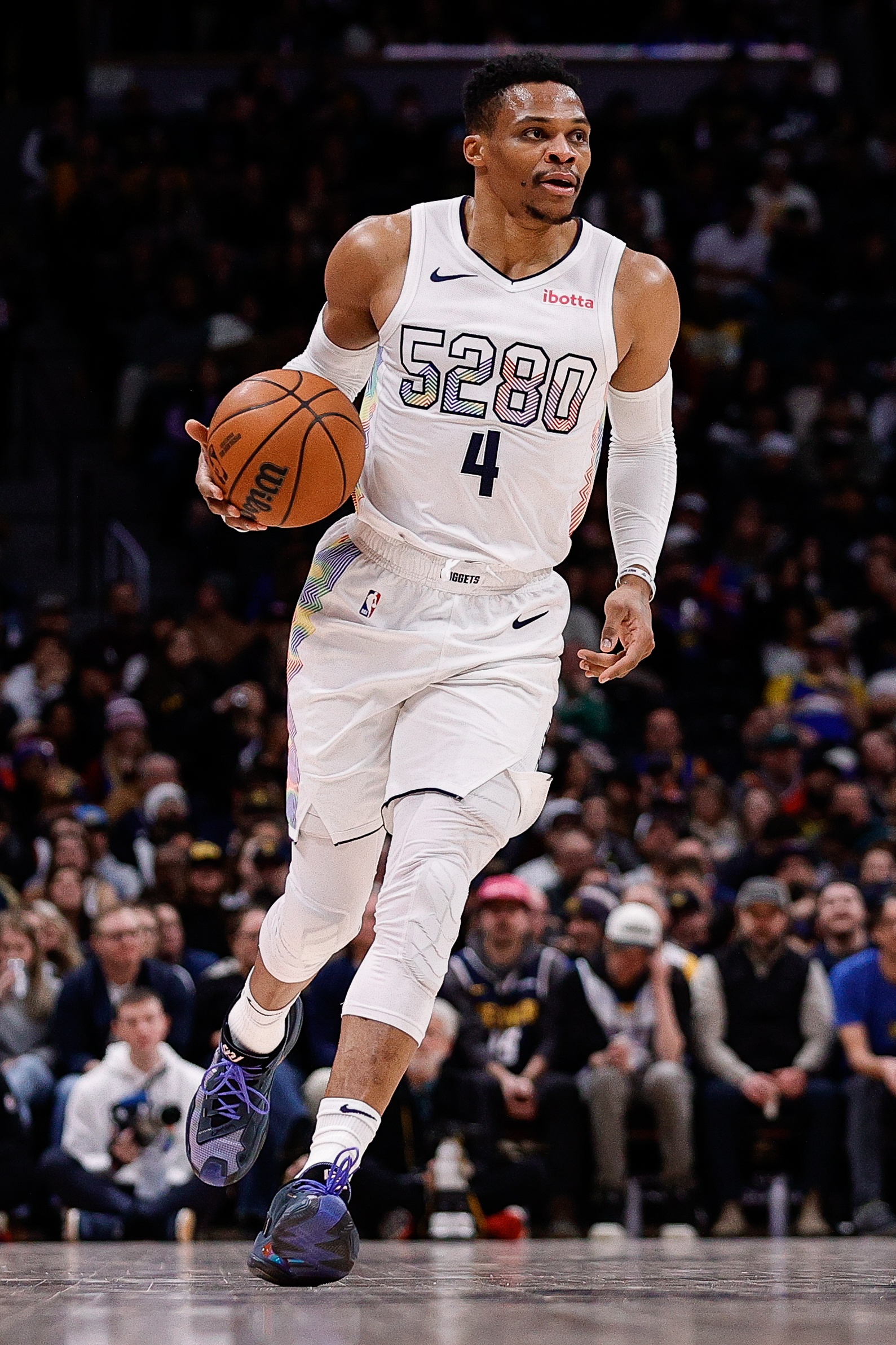  我來給你們喂！威少復(fù)出半場(chǎng)送出5助攻 得到3分&正負(fù)值高達(dá)+15！