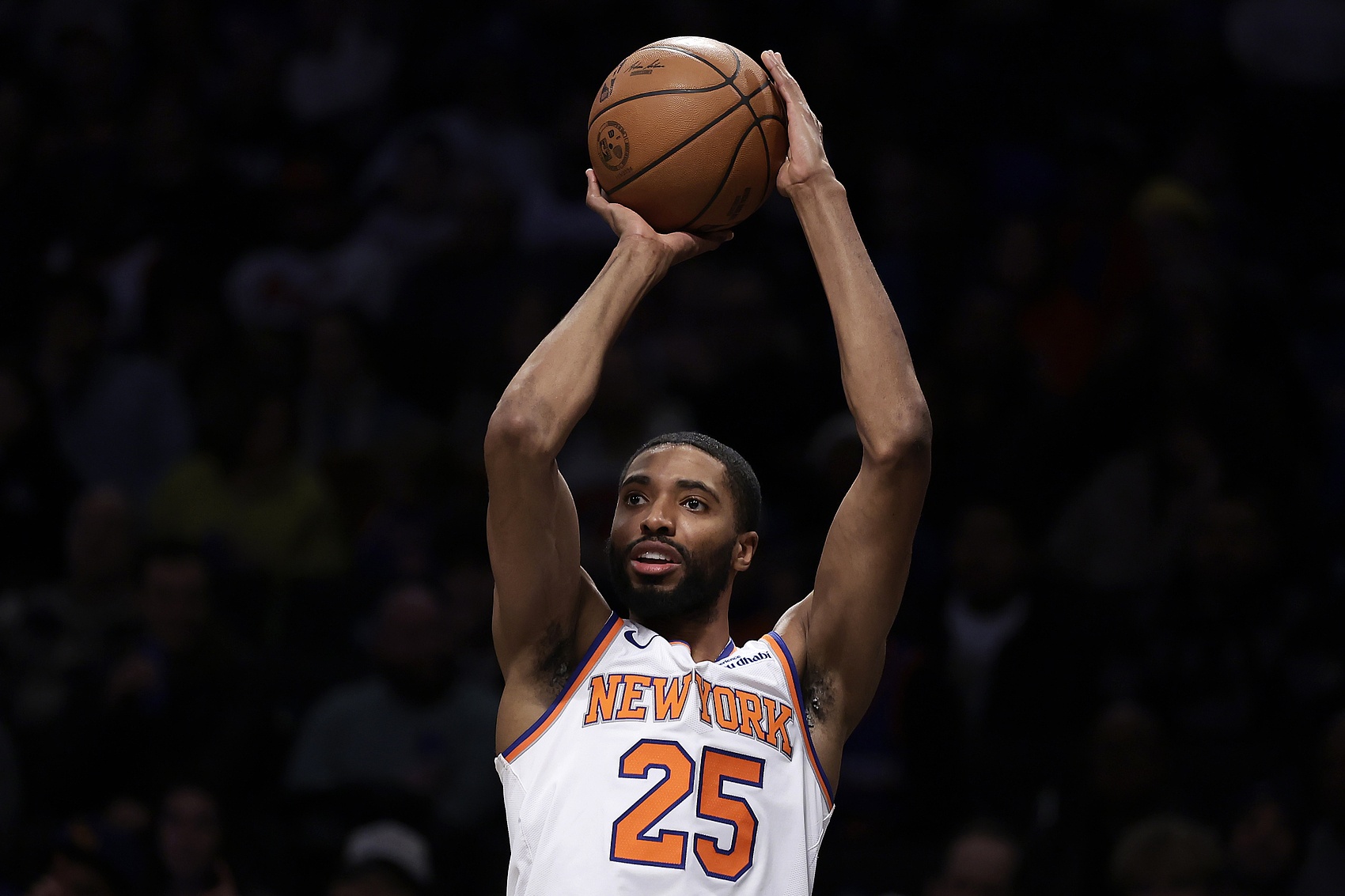  傳射俱佳！米卡爾-布里奇斯22中12拿到28分7助 末節(jié)13分定勝局