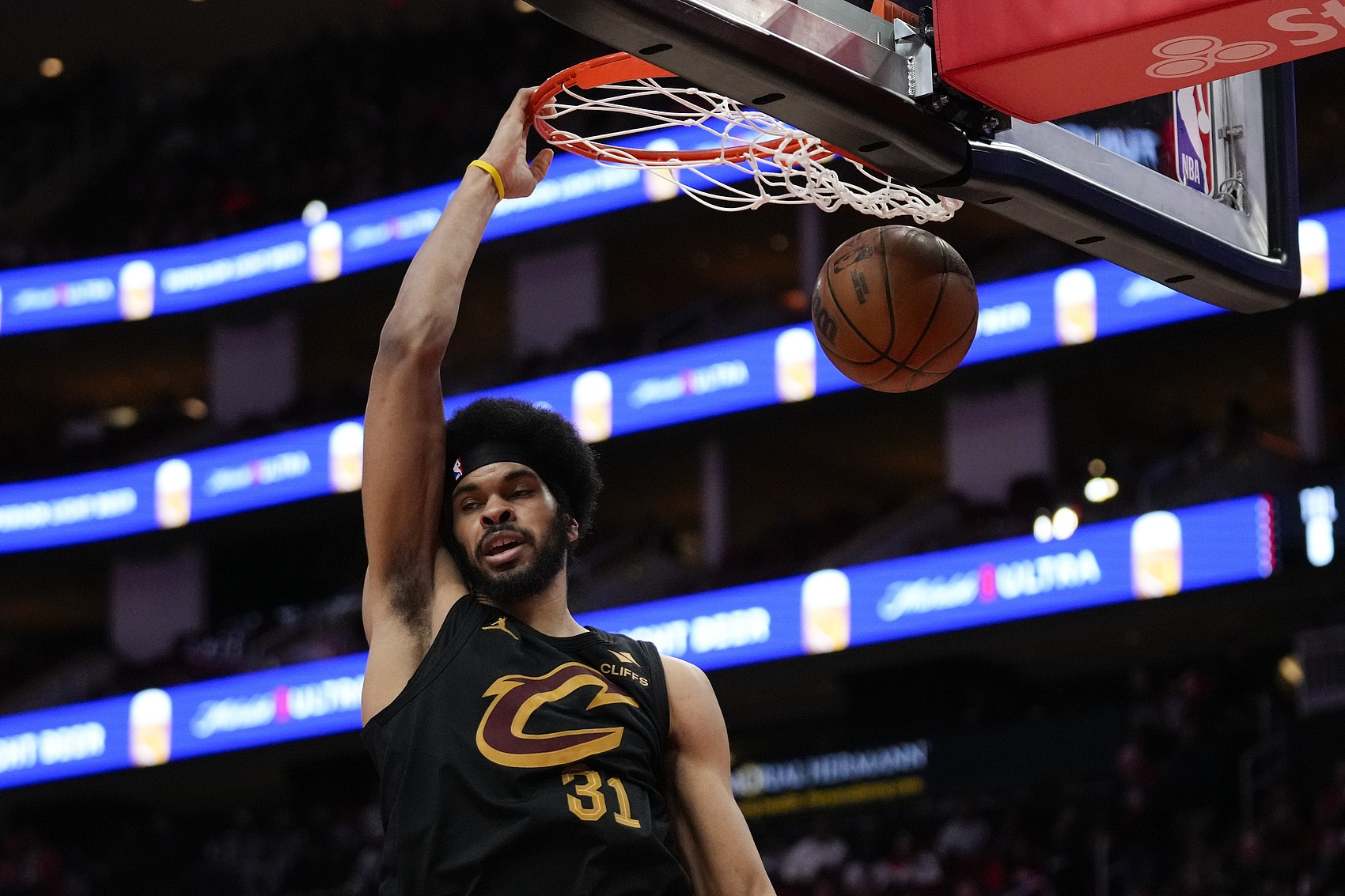  內(nèi)線神塔！賈勒特-阿倫12投7中砍下23分13板3帽