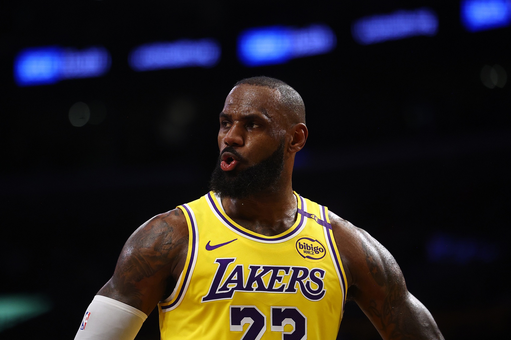  依然全能！詹姆斯首節(jié)4中2拿到5分3板3助 正負(fù)值+8