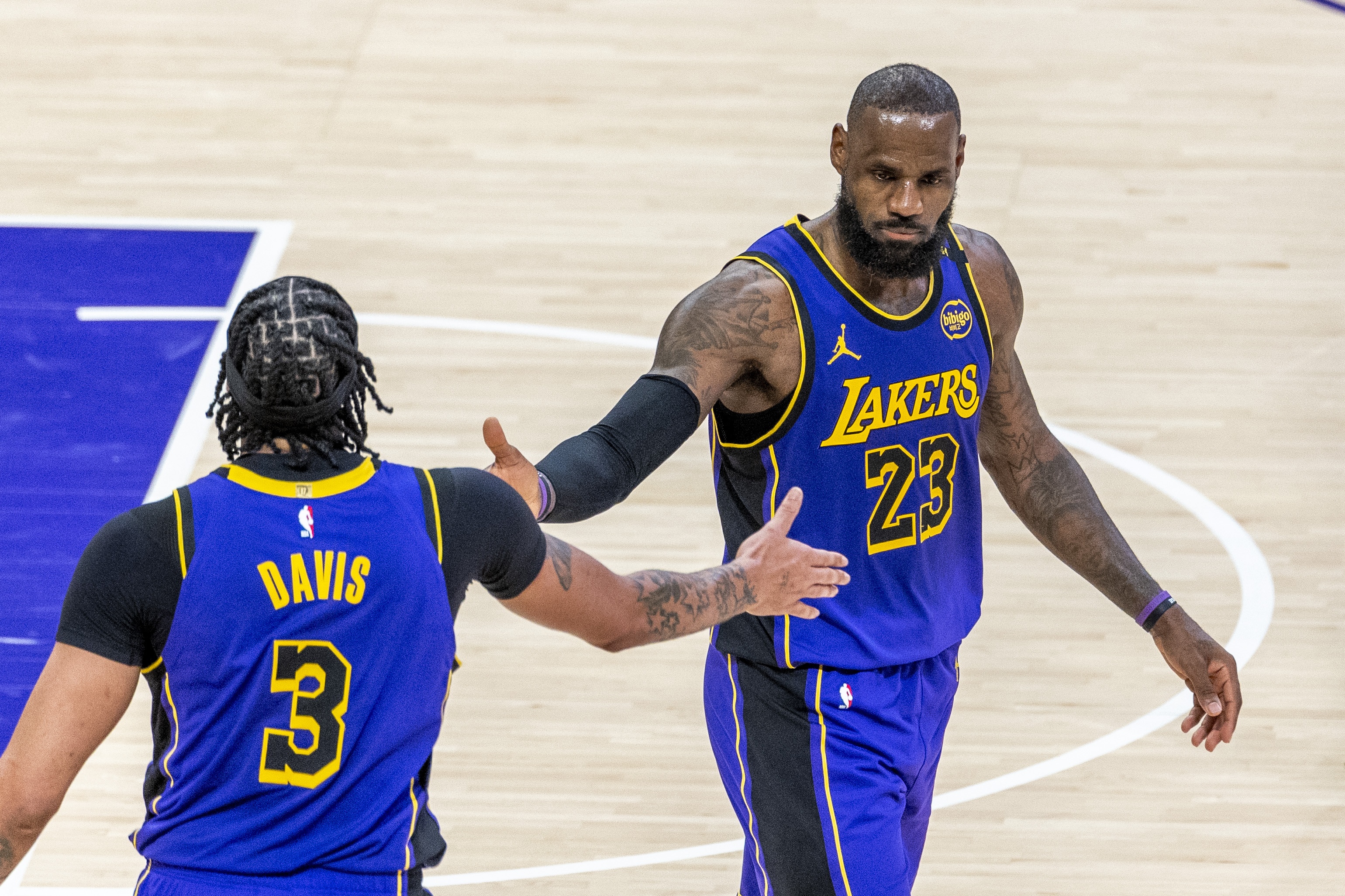  好在有詹姆斯！本賽季濃眉缺陣時(shí) 湖人戰(zhàn)績(jī)4勝1負(fù)