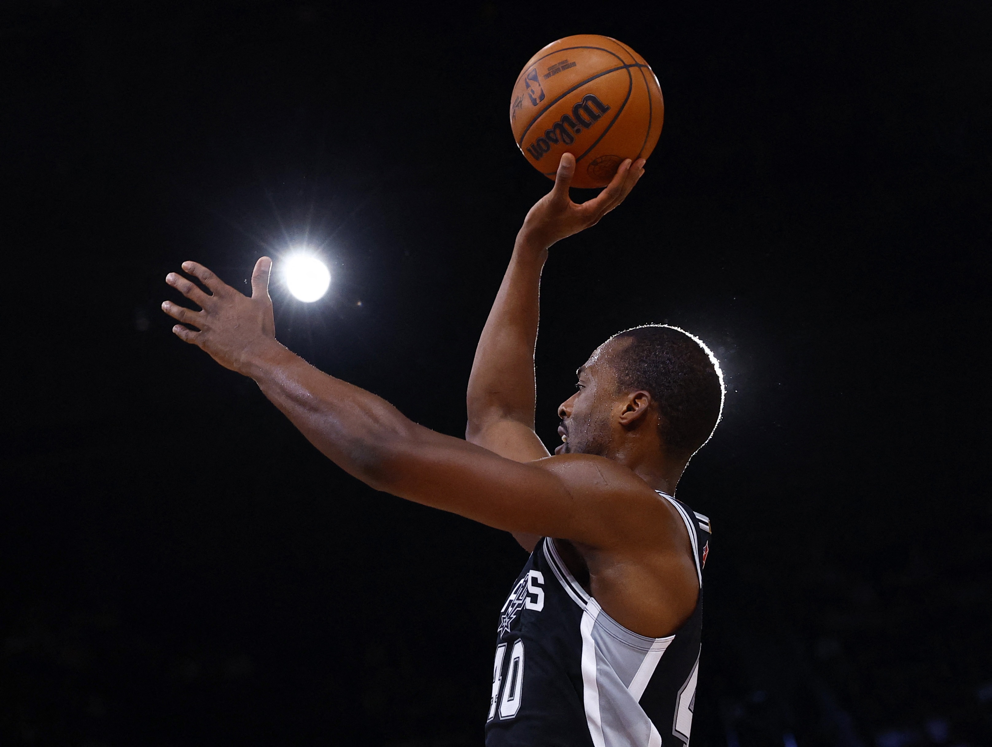  百步穿楊！哈里森-巴恩斯首節(jié)3記三分貢獻(xiàn)10分3板1助 正負(fù)值+15