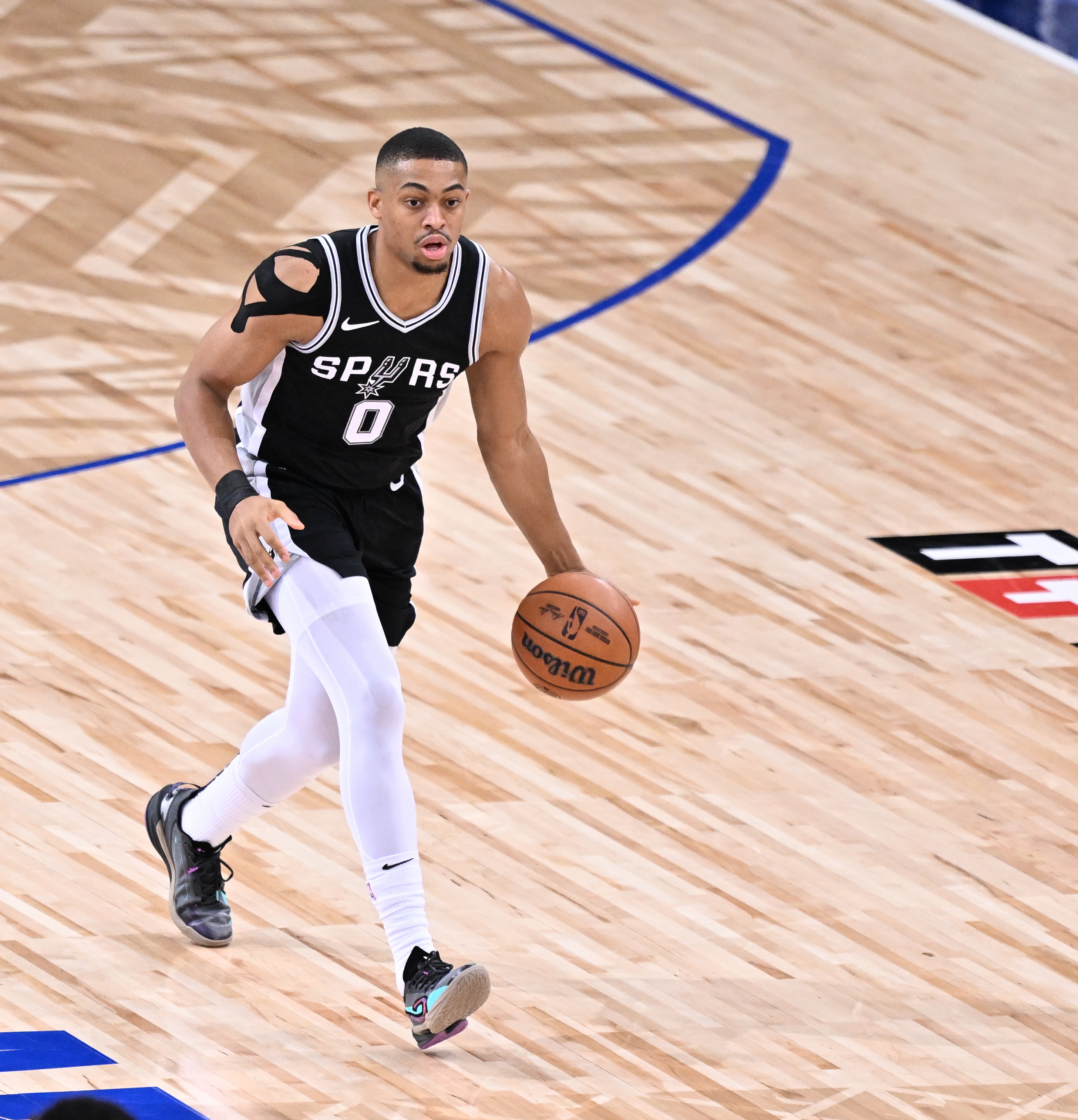  替補(bǔ)雙煞！半場(chǎng)凱爾登6中5拿12分 尚帕尼5記三分砍15分