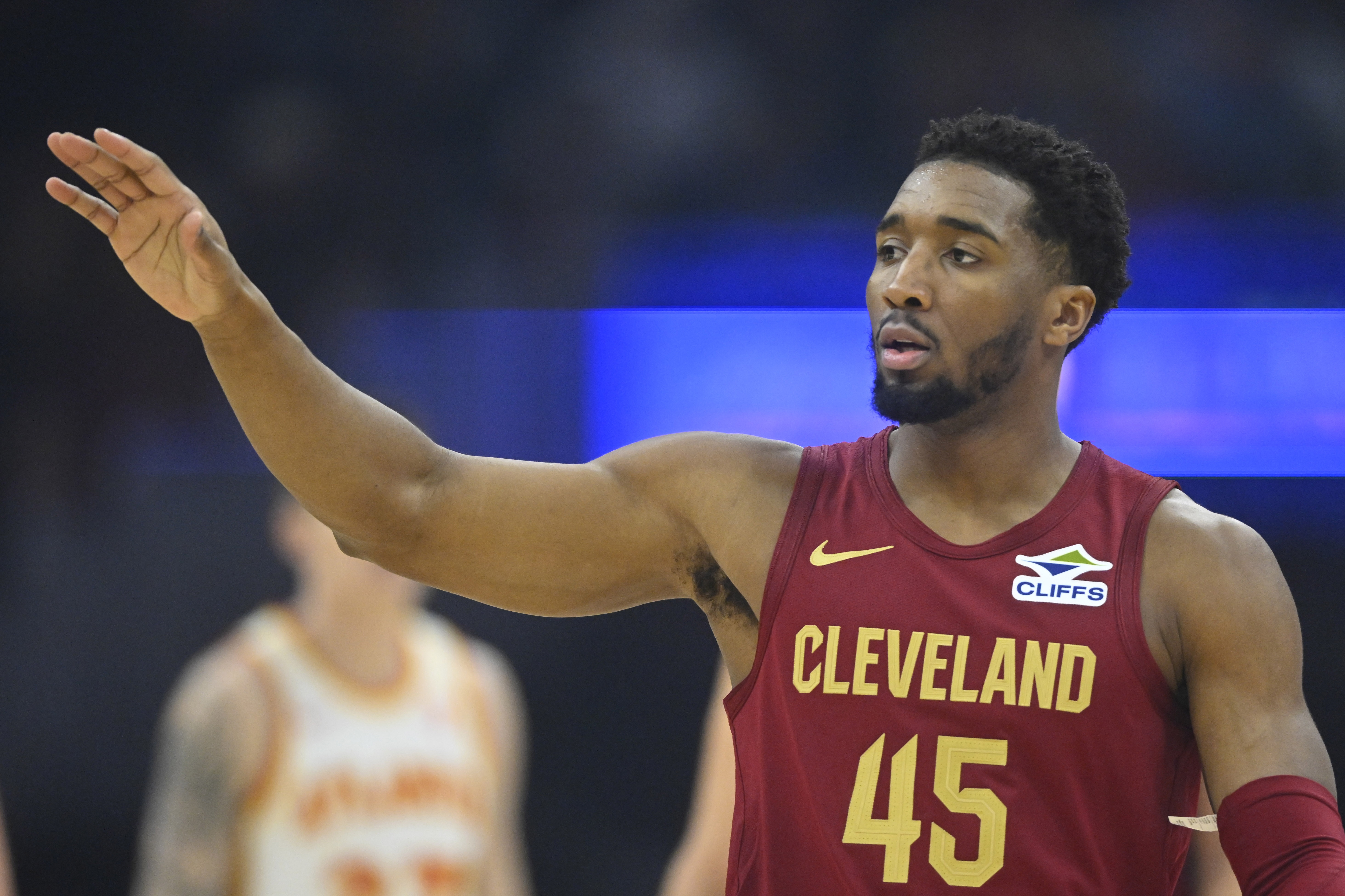  你是真滴強！米切爾半場14中8&三分6中3怒轟兩隊最高的22分！