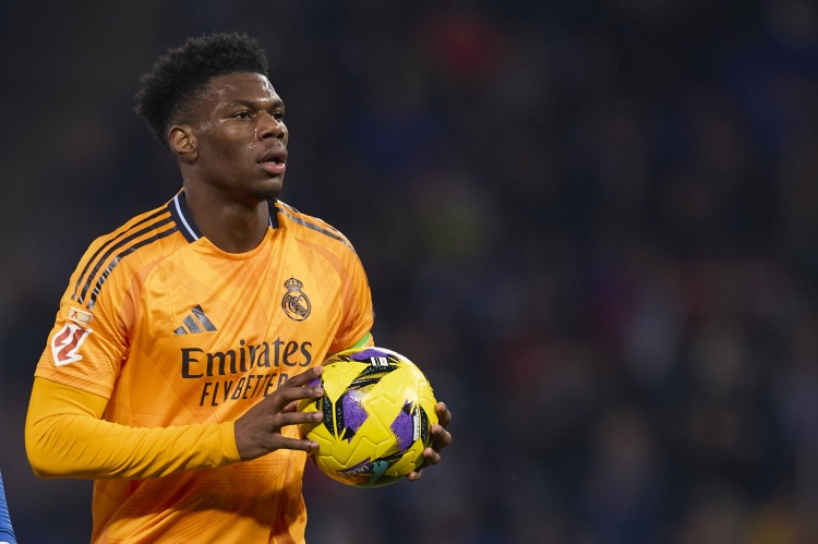  曾被質(zhì)疑！馬卡：從后衛(wèi)改踢中場(chǎng)，瓊阿梅尼表現(xiàn)出色&不可或缺