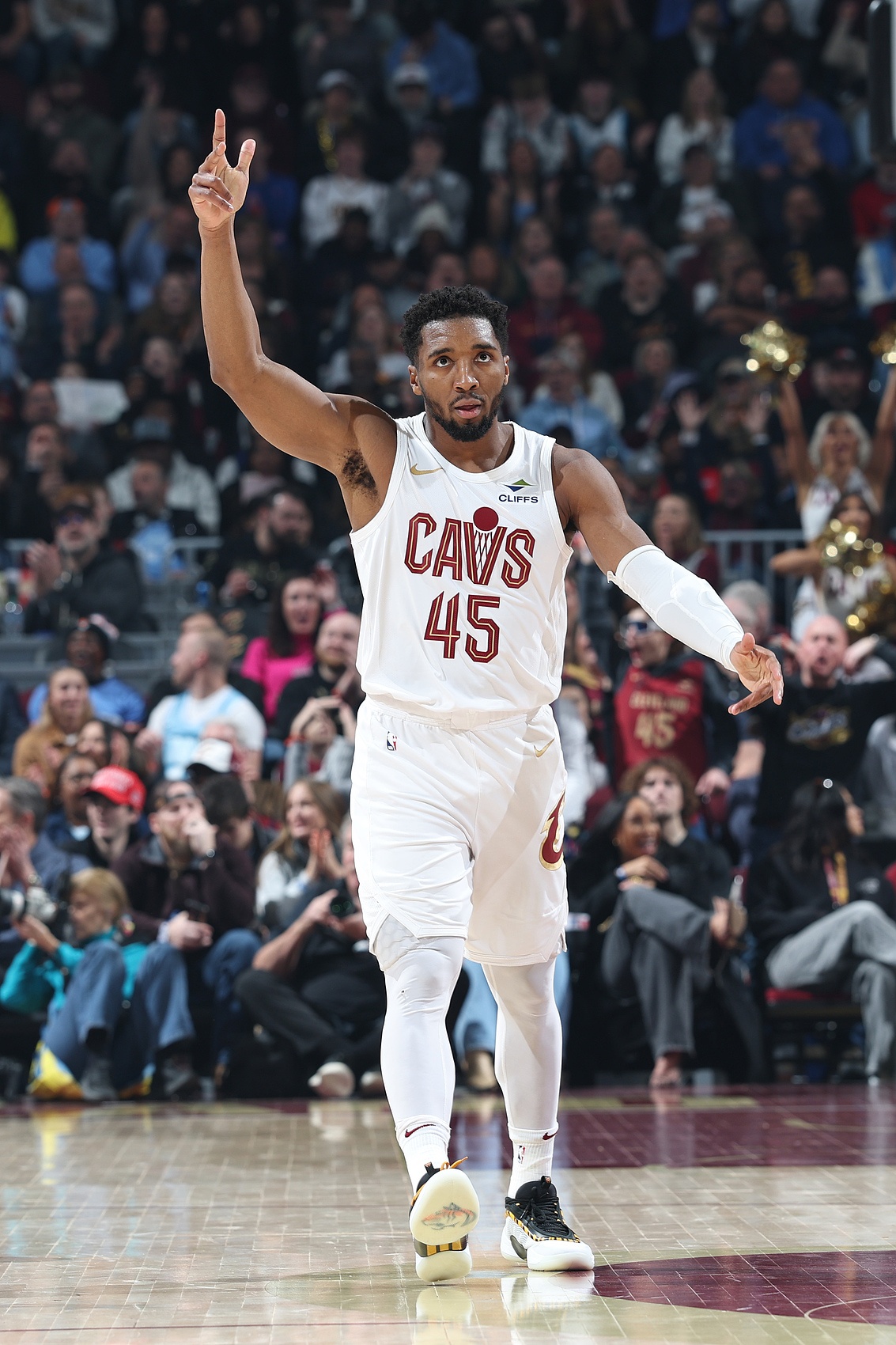  表現(xiàn)不俗！米切爾14投10中得到23分3板8助2斷 正負(fù)值+15