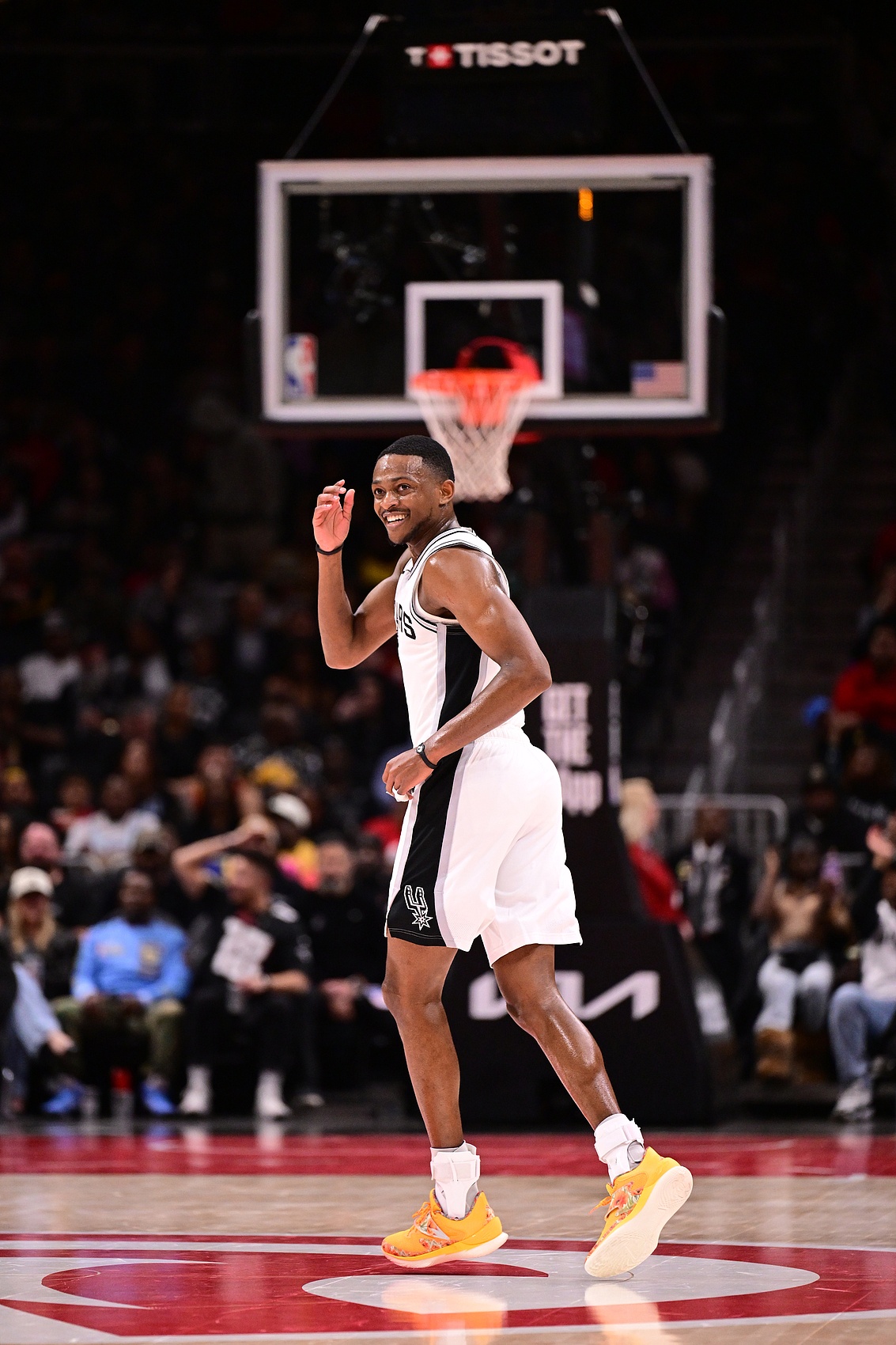  完美融入！福克斯首秀得到至少20分10助攻 馬刺隊(duì)史首人