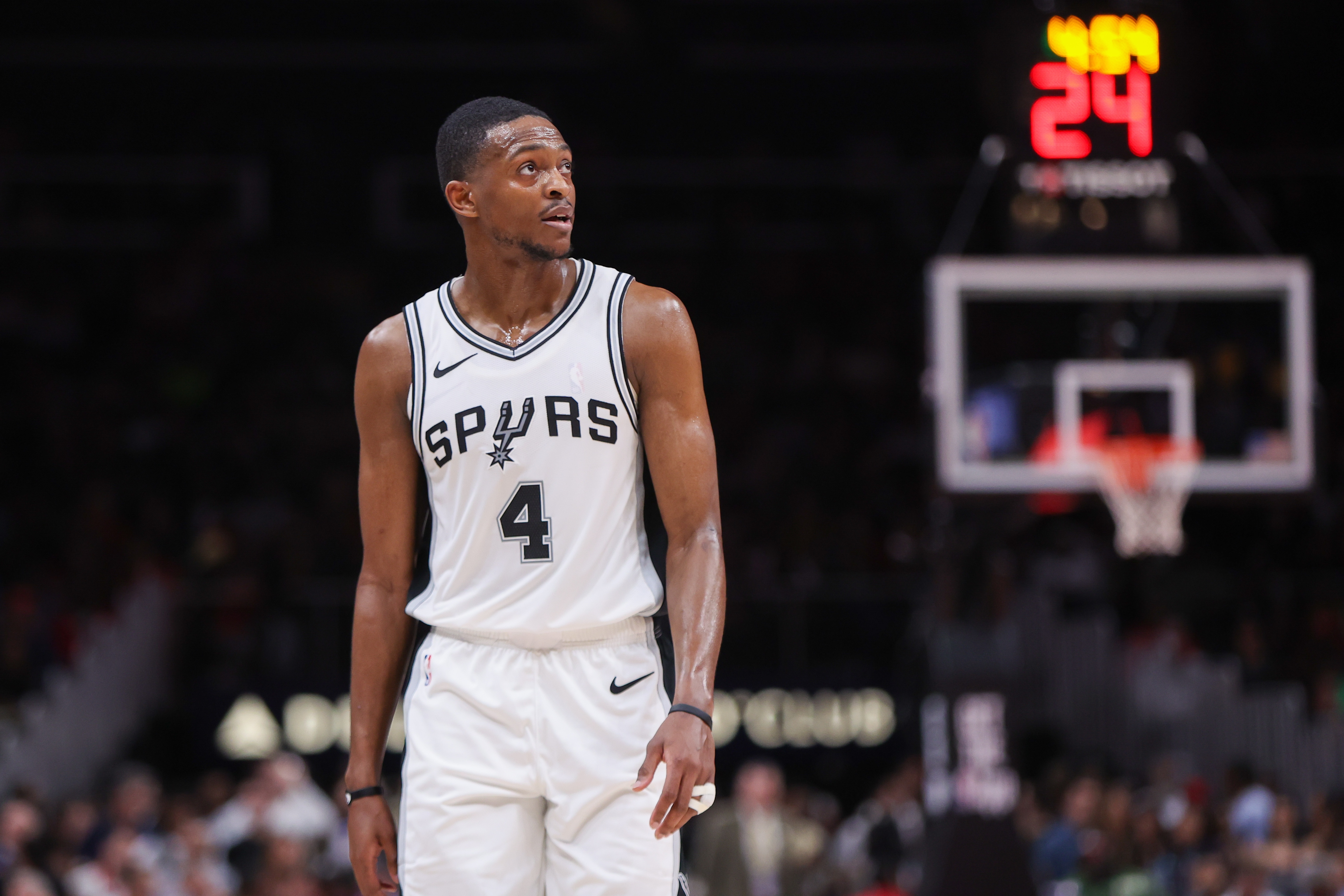  頻頻殺傷！福克斯半場(chǎng)罰球10中9獨(dú)得15分 正負(fù)值+18