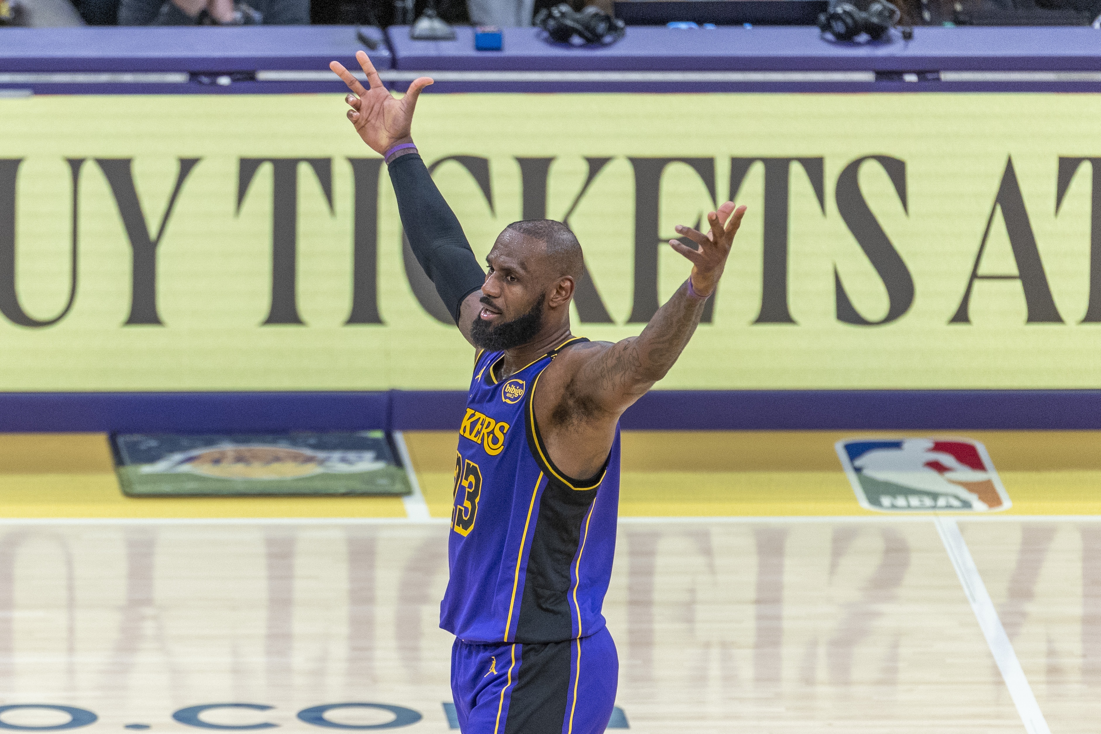  保持不?。≌材匪?月場(chǎng)均31.3分10.8板9.3助 三項(xiàng)命中率57/50/70%