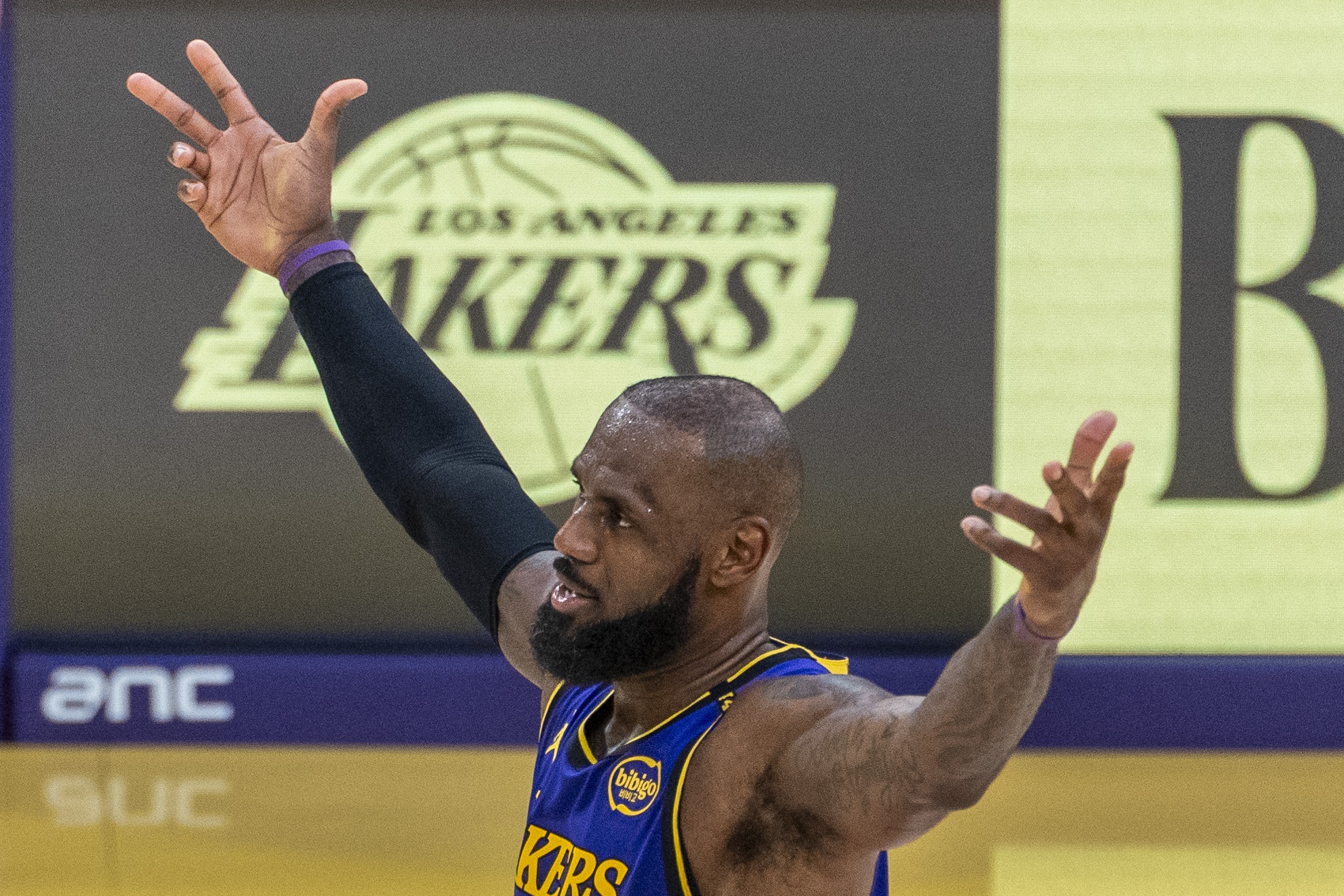  活力滿滿！詹姆斯上半場7中4得到10分5板6助1斷 三分4中2