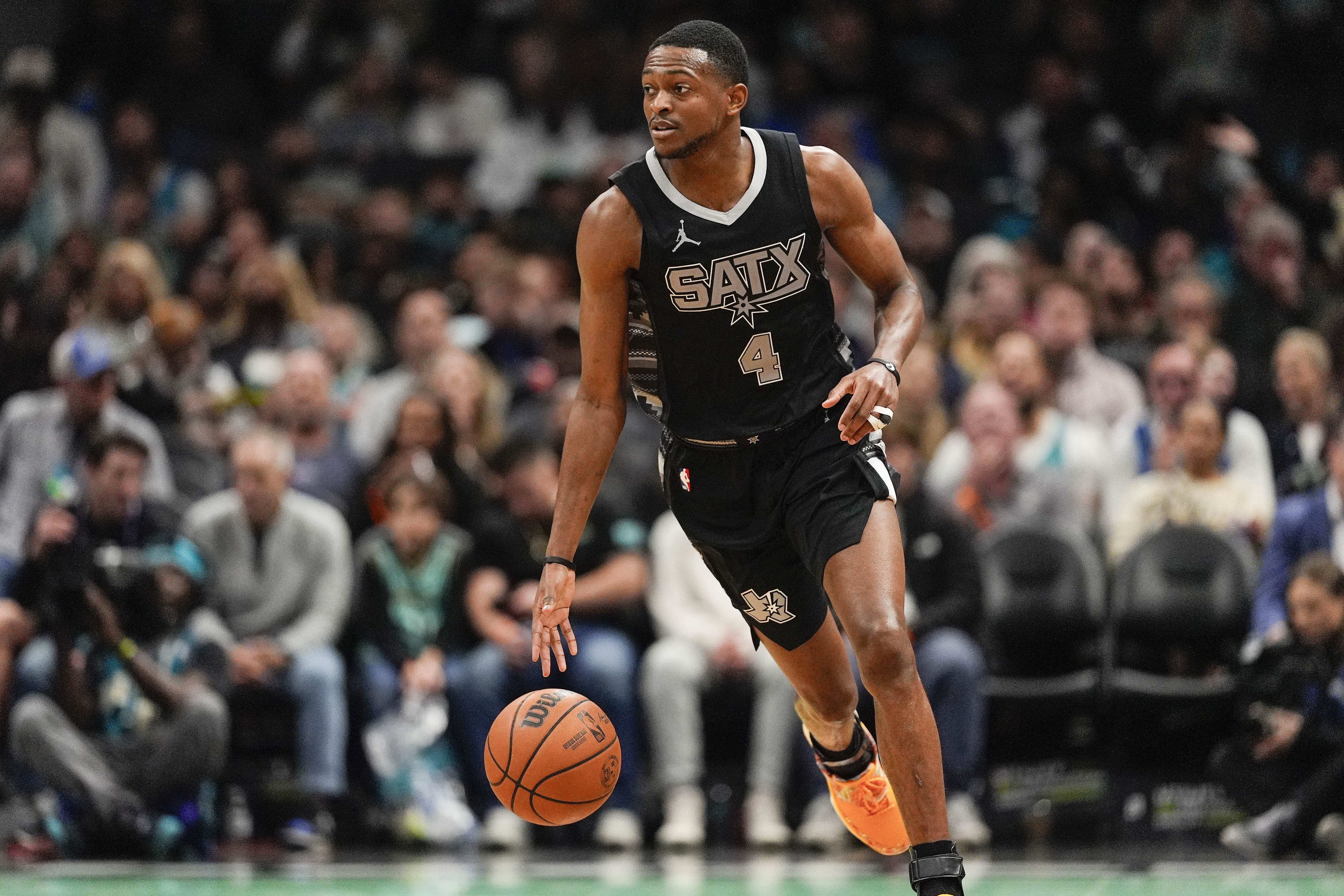  發(fā)揮不錯(cuò)！福克斯上半場(chǎng)11投6中攻下17分4籃板4助攻