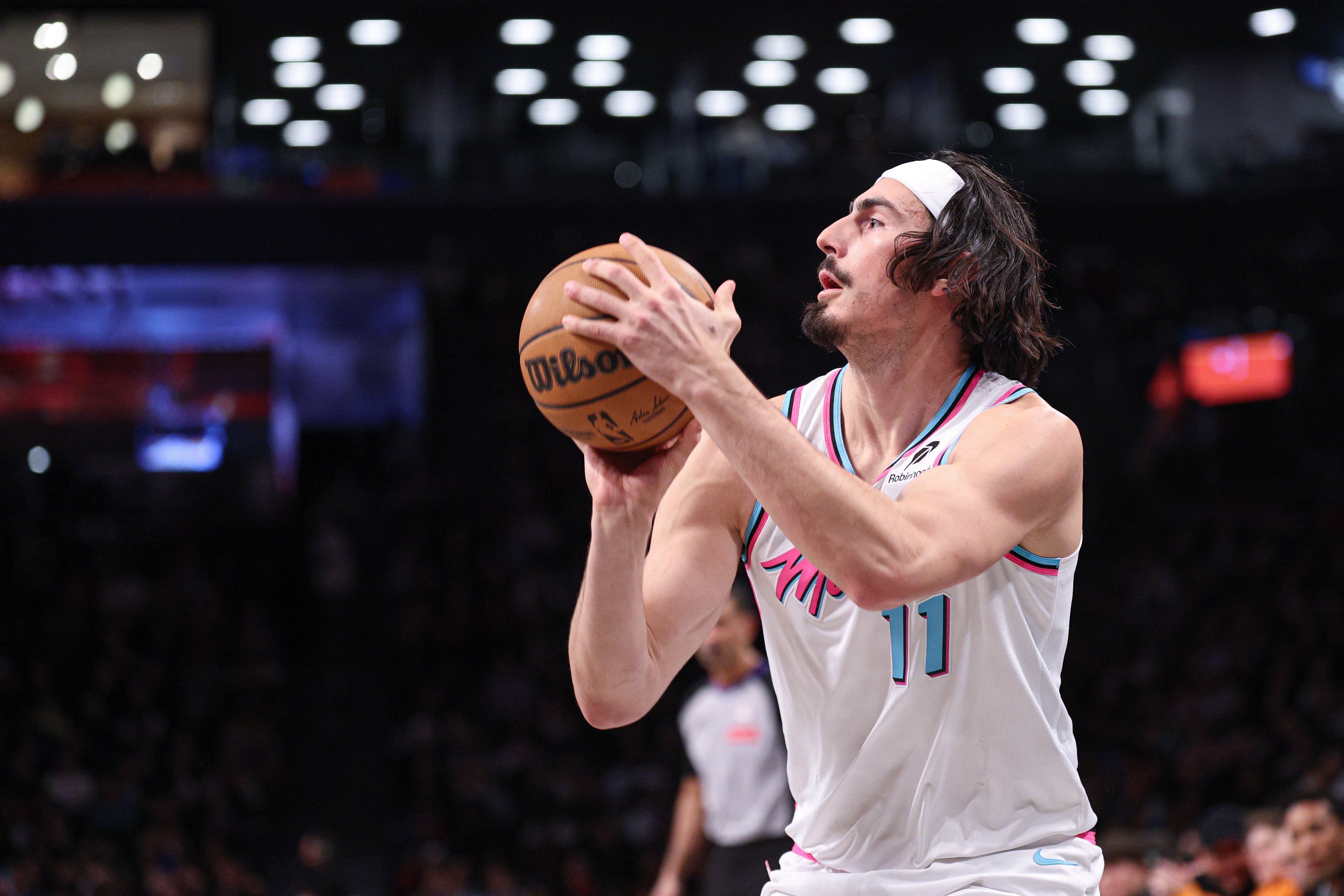  沒(méi)有手感！哈克斯6投1中僅得3分 但貢獻(xiàn)4個(gè)前場(chǎng)籃板2搶斷1蓋帽