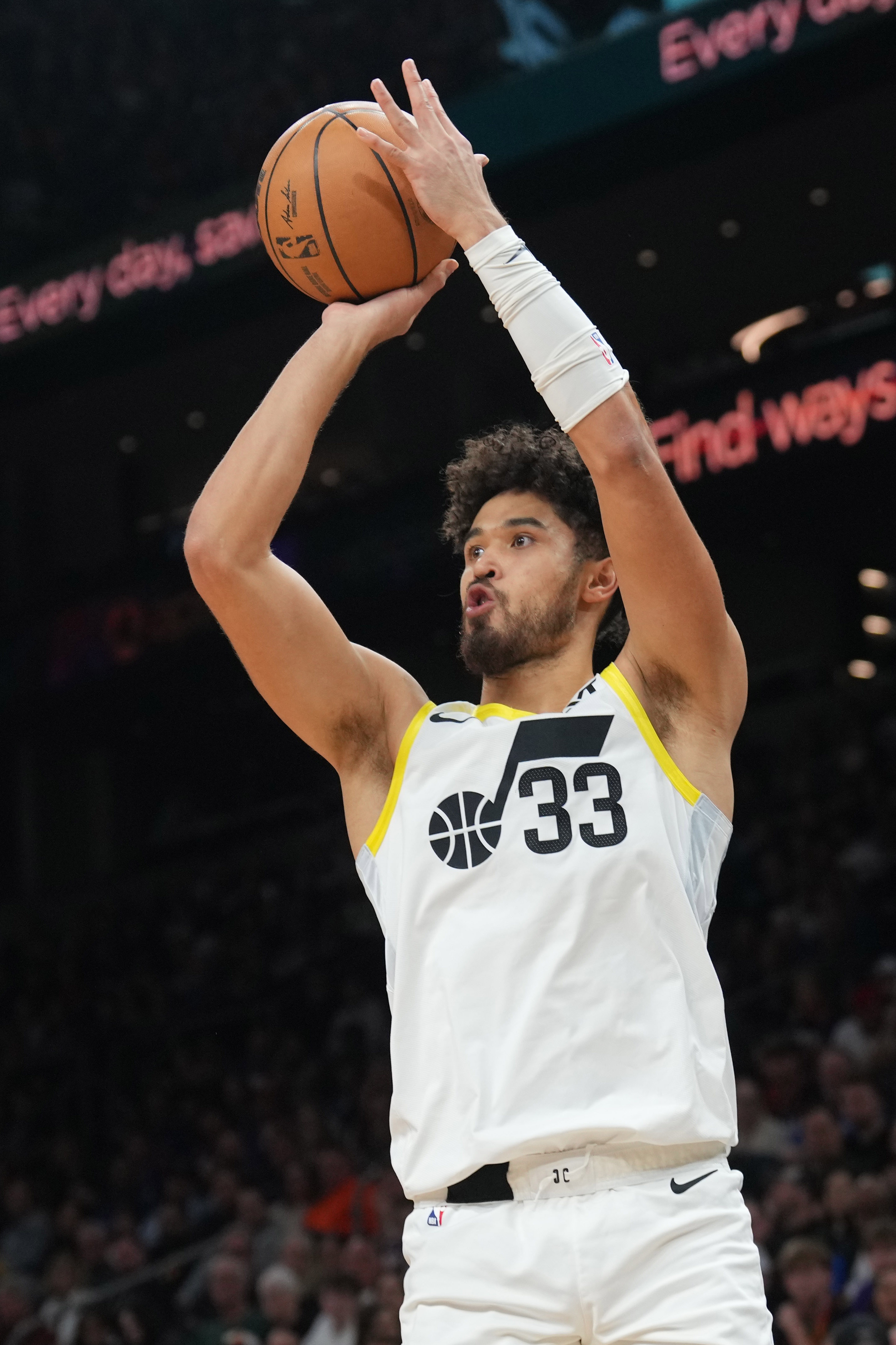  打得不錯！朱贊15中10&三分9中5拿到27分 最后一度三分續(xù)命