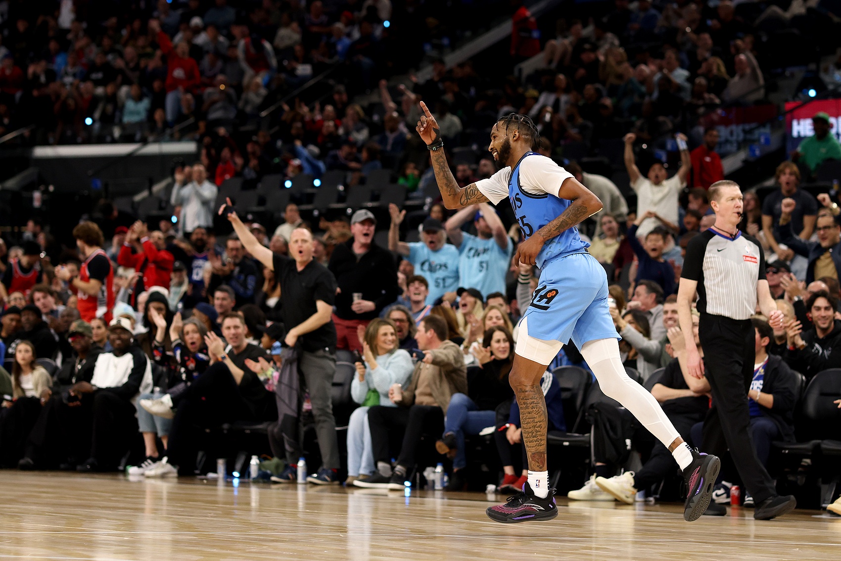  替補(bǔ)打得可以！小德里克-瓊斯11中6拿下15分3板1助2斷