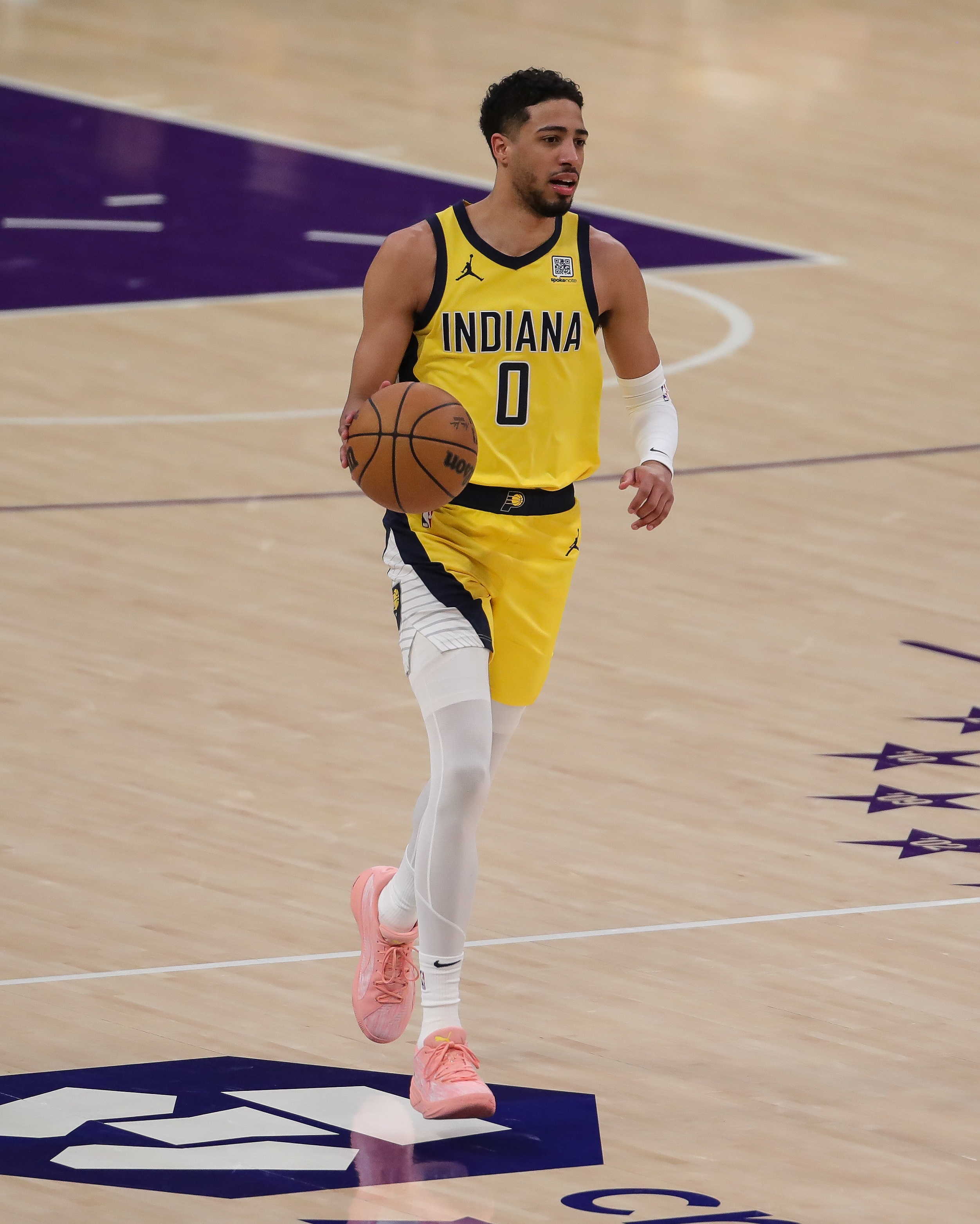  傳射皆佳！哈利伯頓半場7中4得10分7助1斷 沒有出現(xiàn)失誤