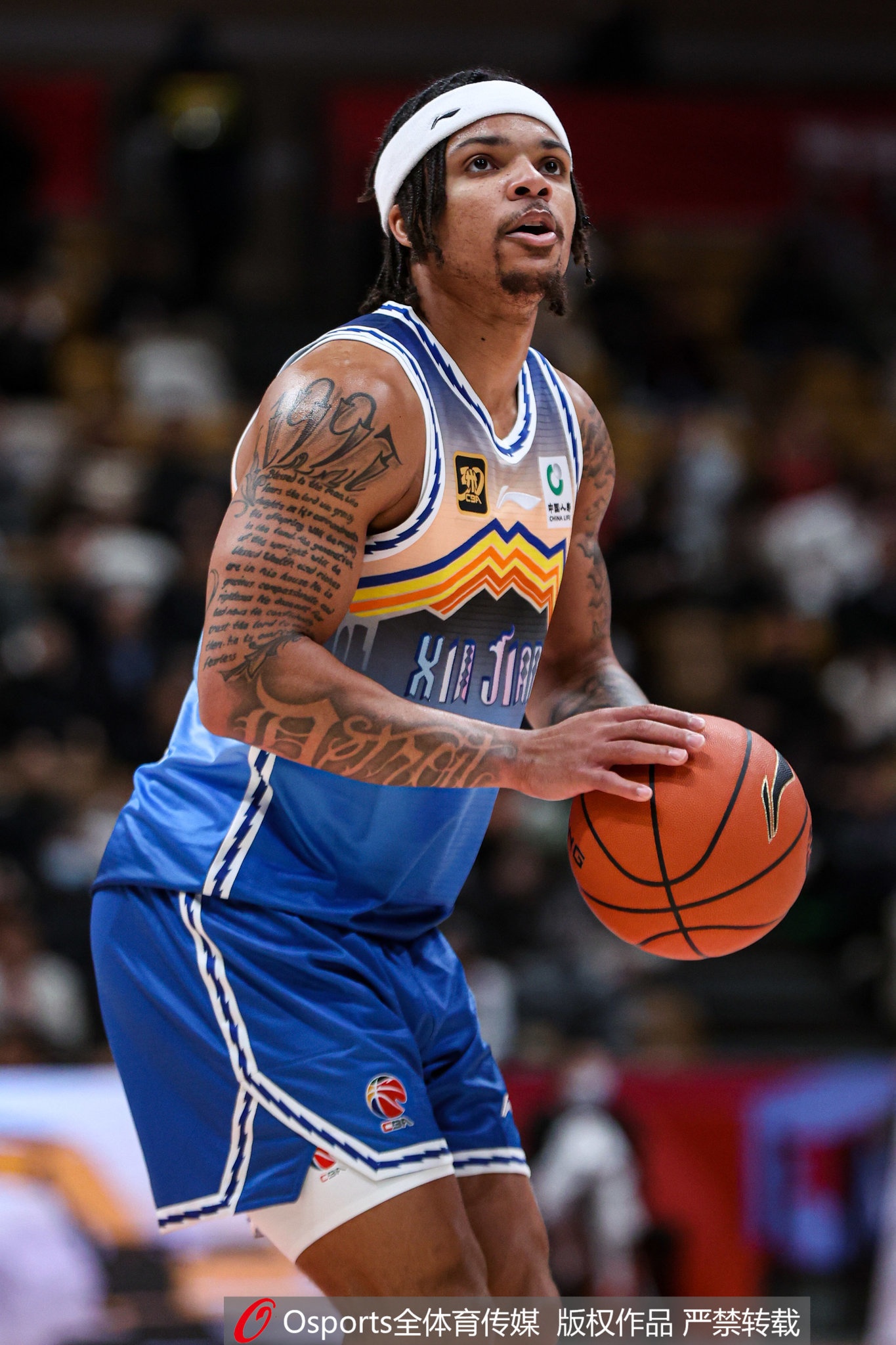  攻防俱佳！新疆外援羅伯-愛德華茲13中7貢獻(xiàn)19分7助4斷1帽