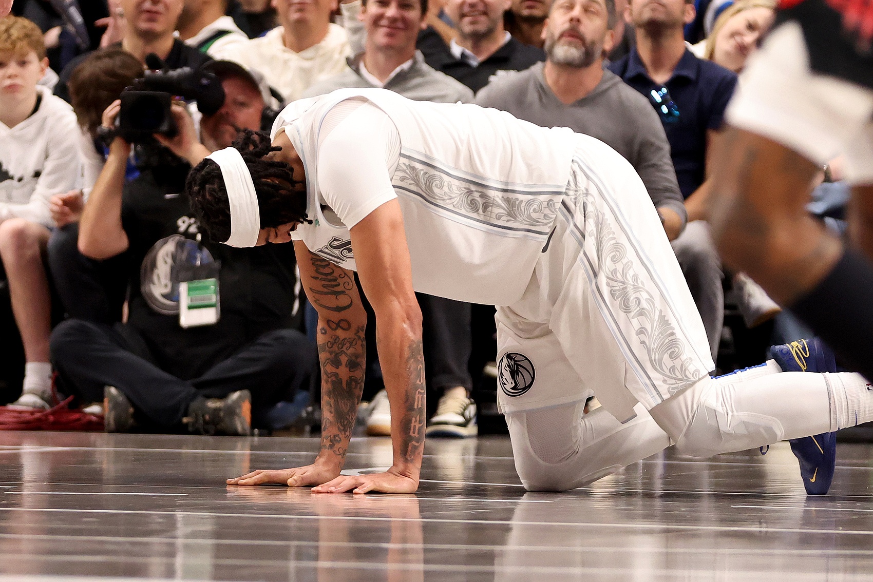  隊(duì)記：獨(dú)行俠內(nèi)部有人試圖說(shuō)服濃眉賽季報(bào)銷(xiāo) 后者堅(jiān)決想要復(fù)出