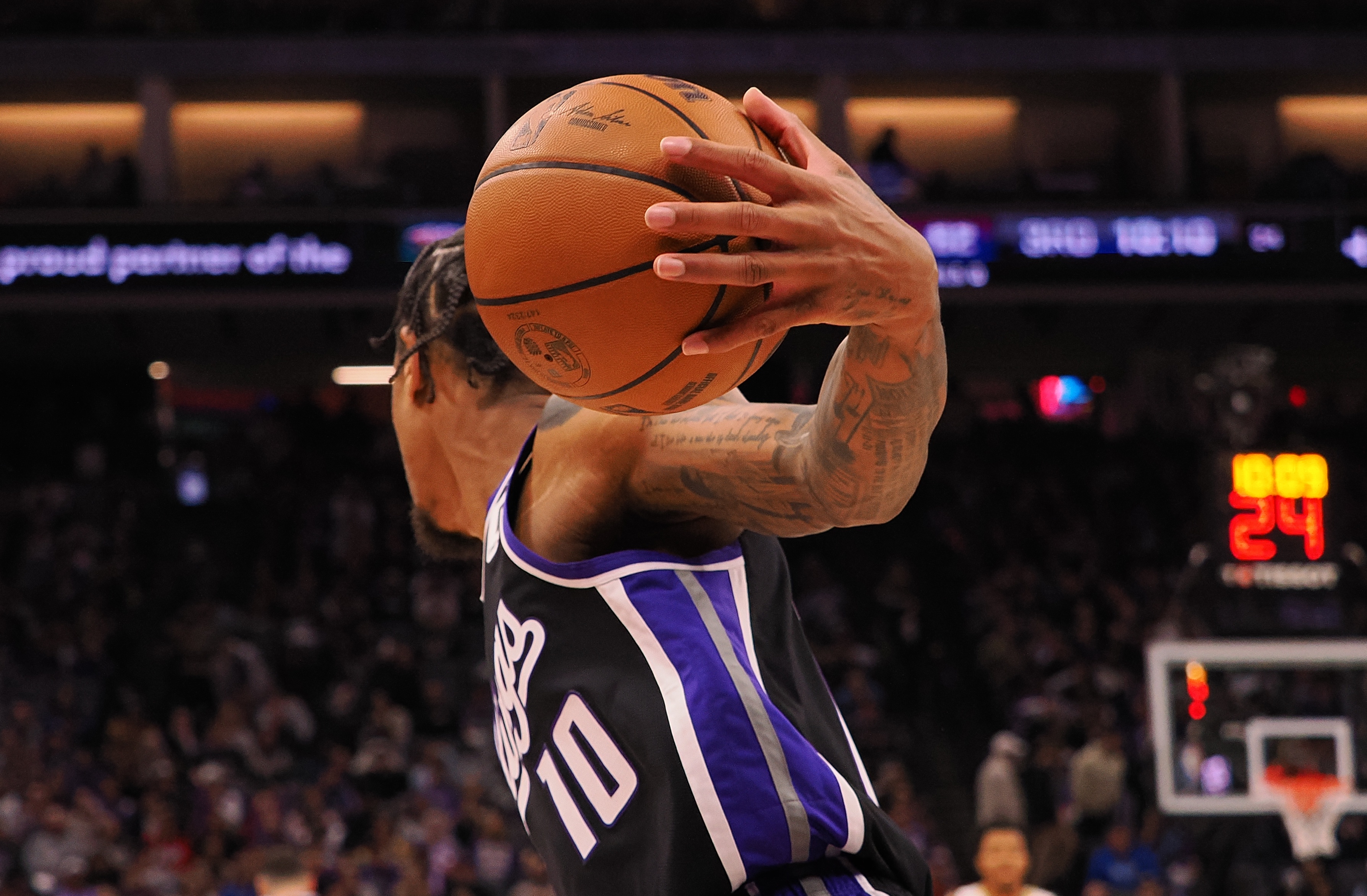  熱得發(fā)燙！德羅贊半場9中8爆砍21分 三分3中3