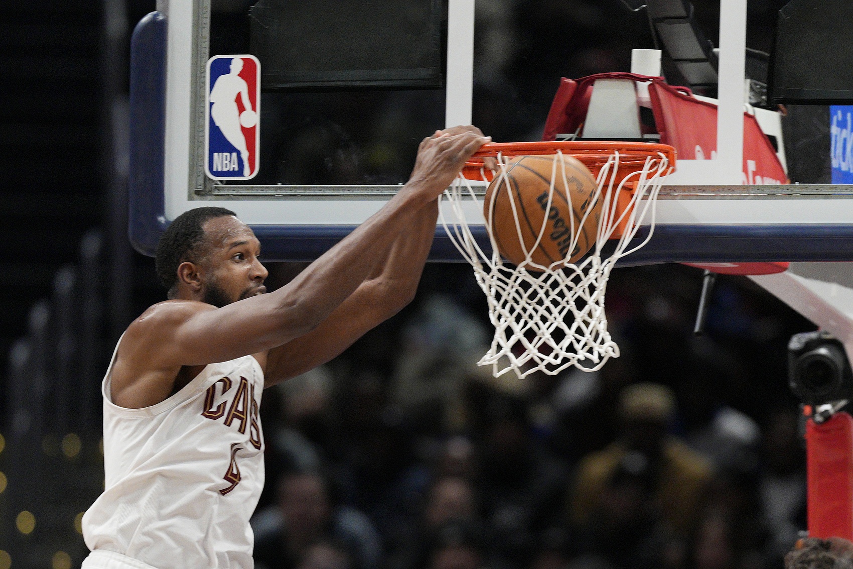  攻防真滴穩(wěn)！小莫布里19中12砍下28分10板6助2斷4帽 拿到4前場板