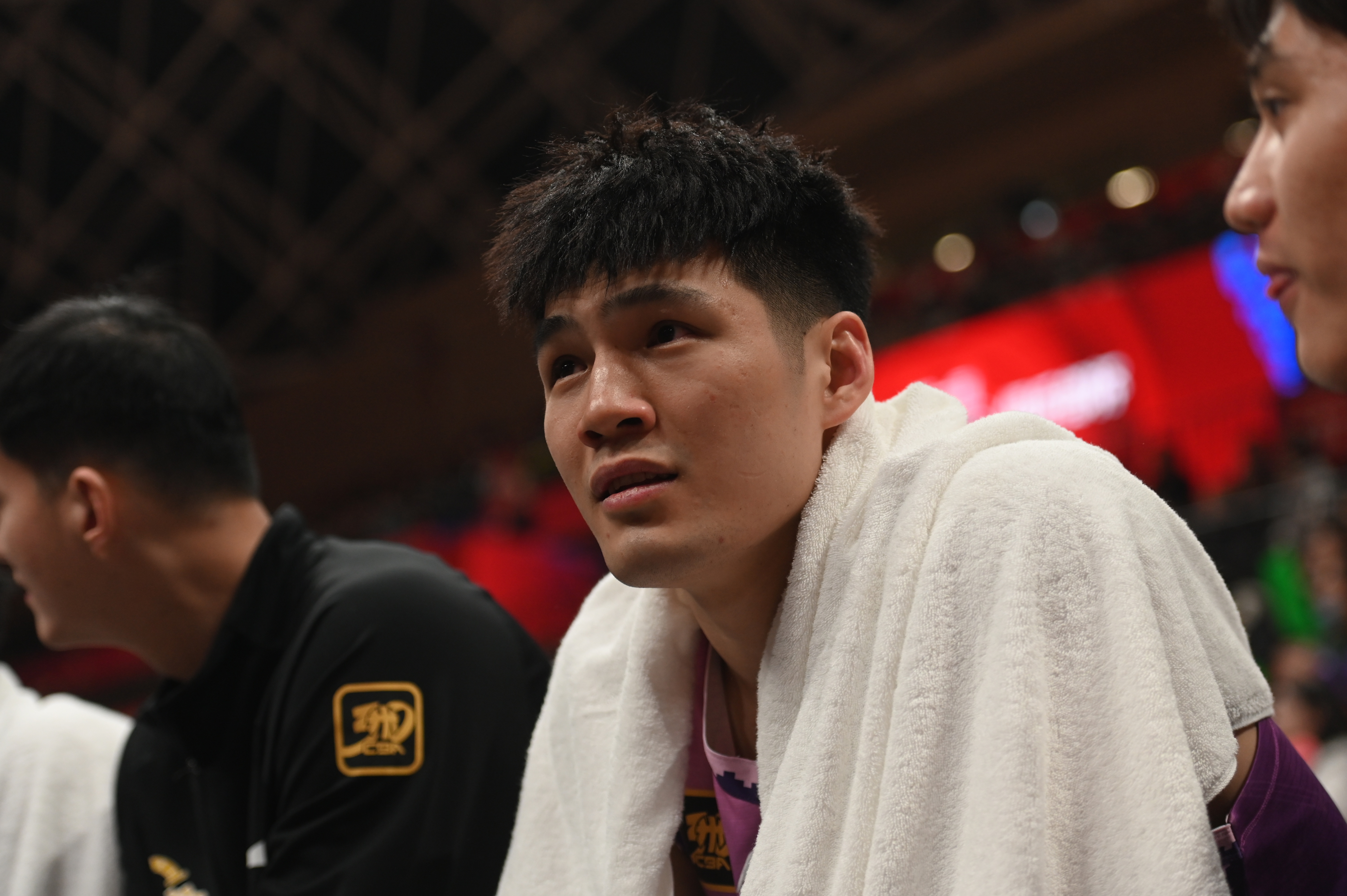  時(shí)間差很多！半場(chǎng)陳國(guó)豪8分鐘拿8分 鄒陽(yáng)打滿24分鐘得9分3板