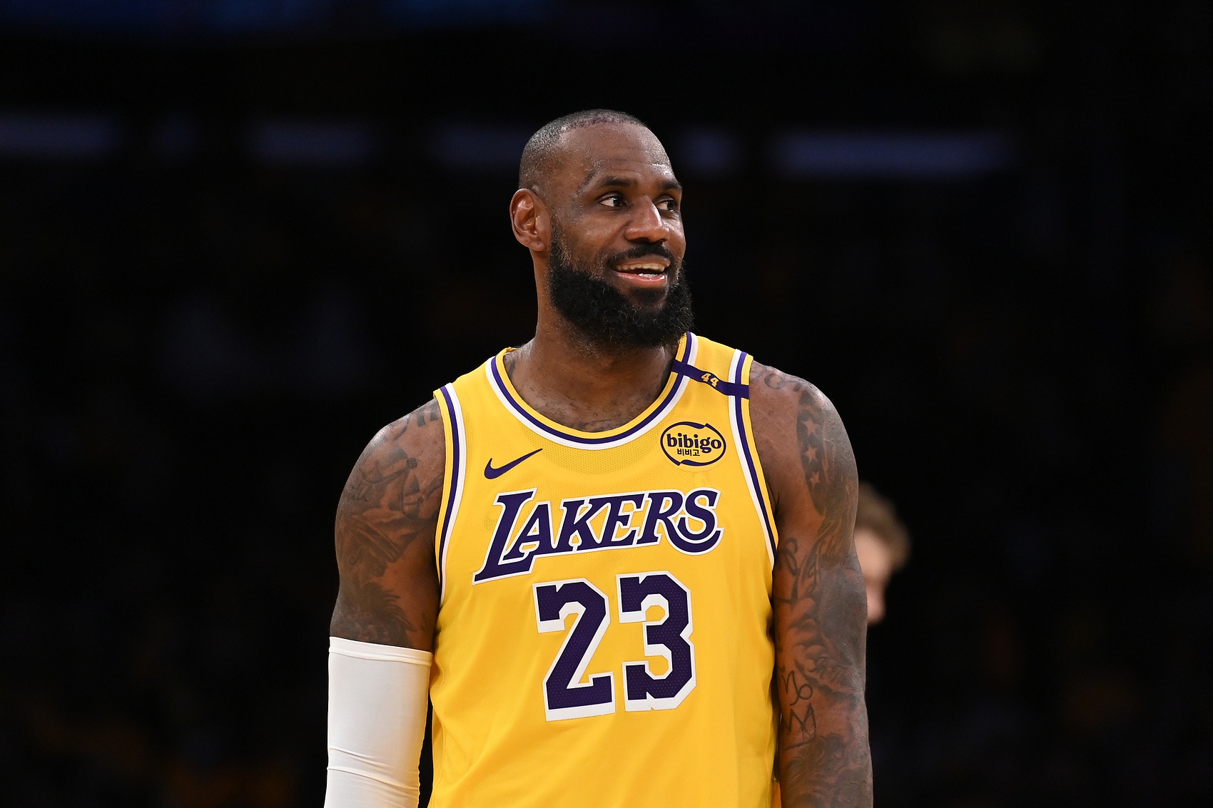  一下場湖人就得不了分！詹姆斯首節(jié)5中3得8分4板3助1斷