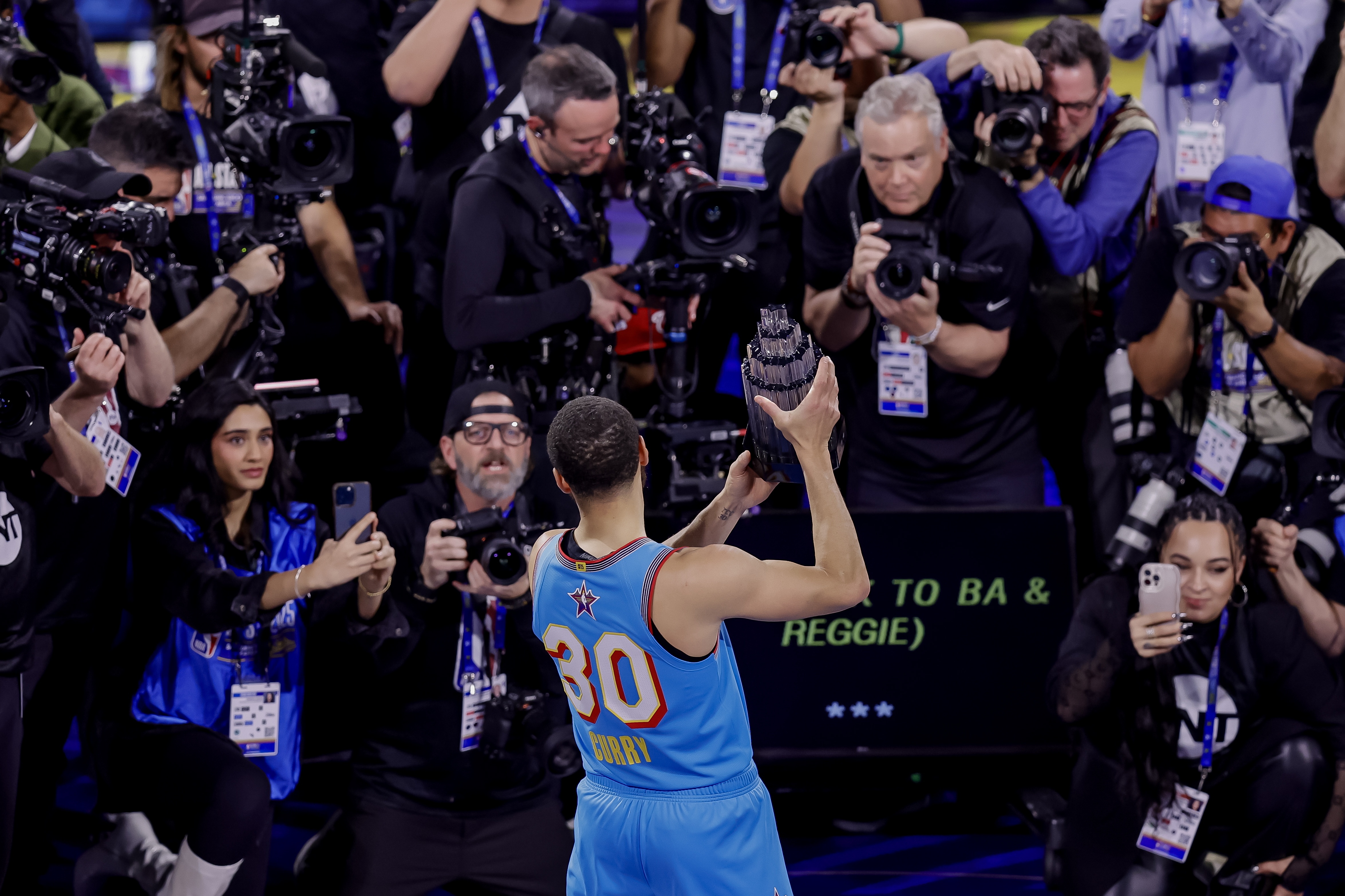  星中之星！歷屆AMVP都有誰？僅三位現(xiàn)役砍50+ 神“只”砍了40分