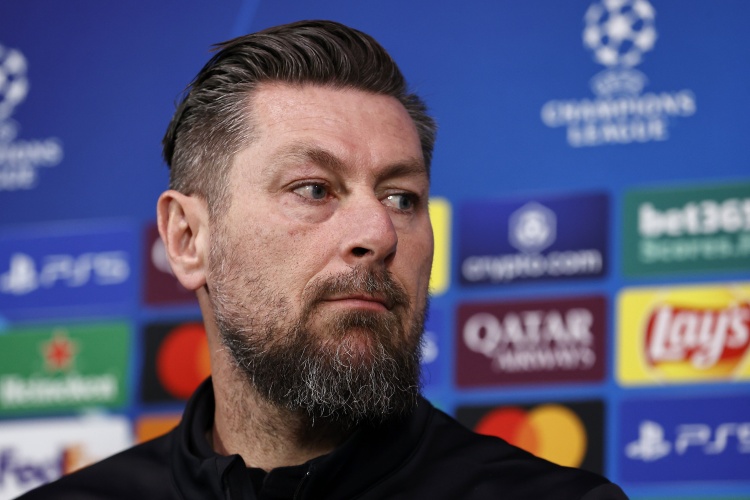  費耶諾德臨時主帥：特奧紅牌后我們掌控比賽，我會喝點葡萄酒慶祝