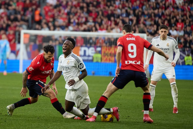  評論員：皇馬不會長期容忍維尼修斯，當(dāng)你假摔騙點(diǎn)時(shí)就別抱怨裁判