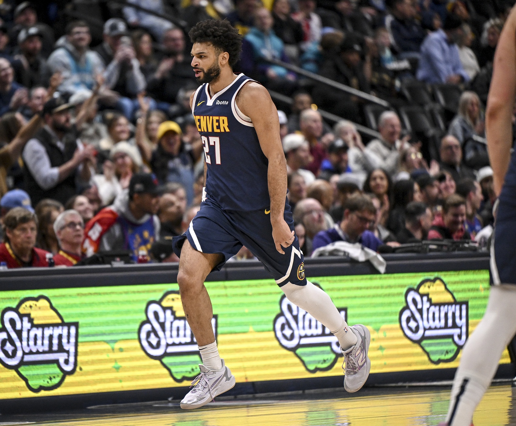  外線(xiàn)神準(zhǔn)！賈馬爾-穆雷12中6得到16分1板6助1斷 三分4中4