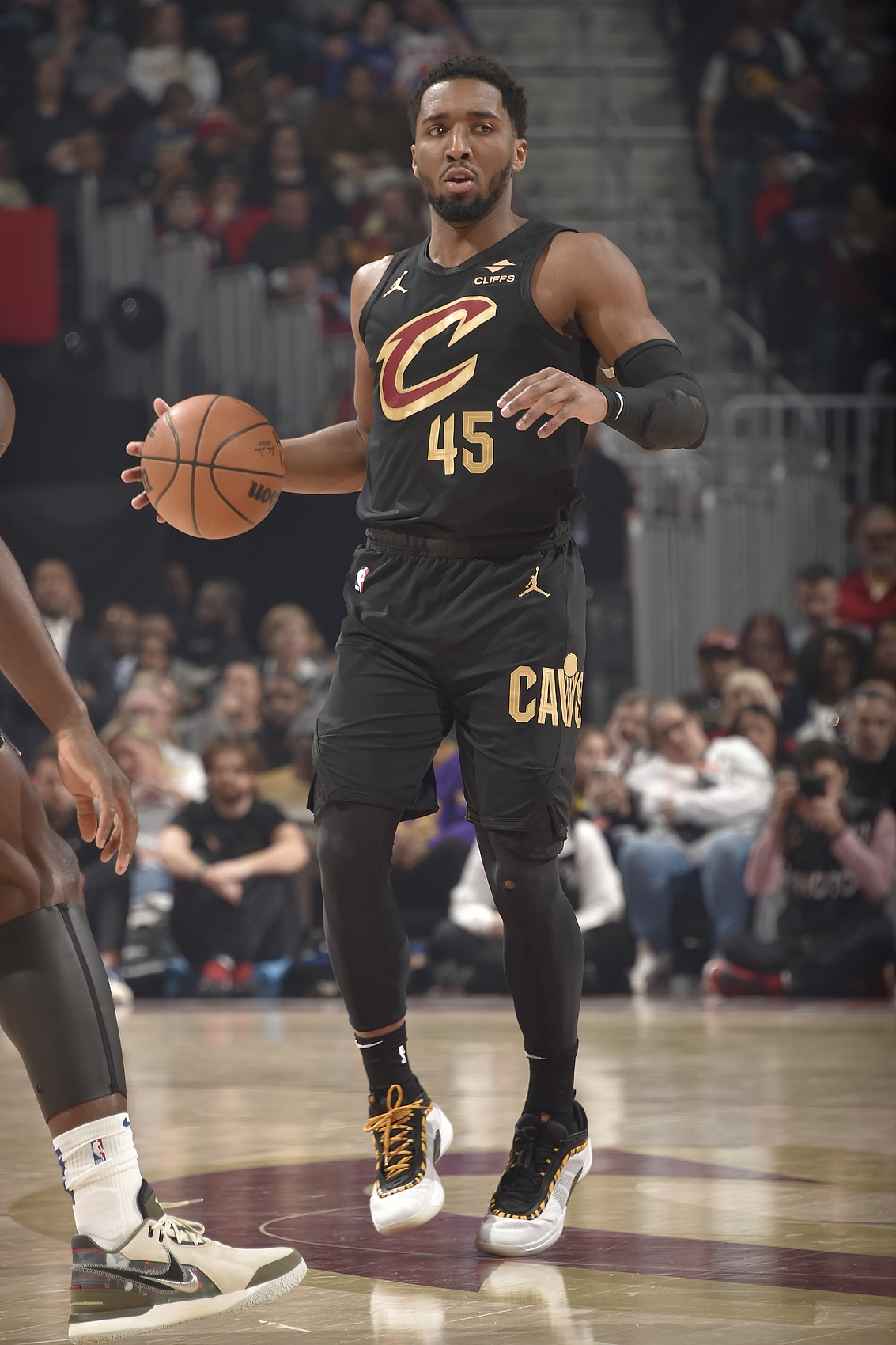  游刃有余！米切爾上半場(chǎng)24分打花比賽 全場(chǎng)15中10砍下27分