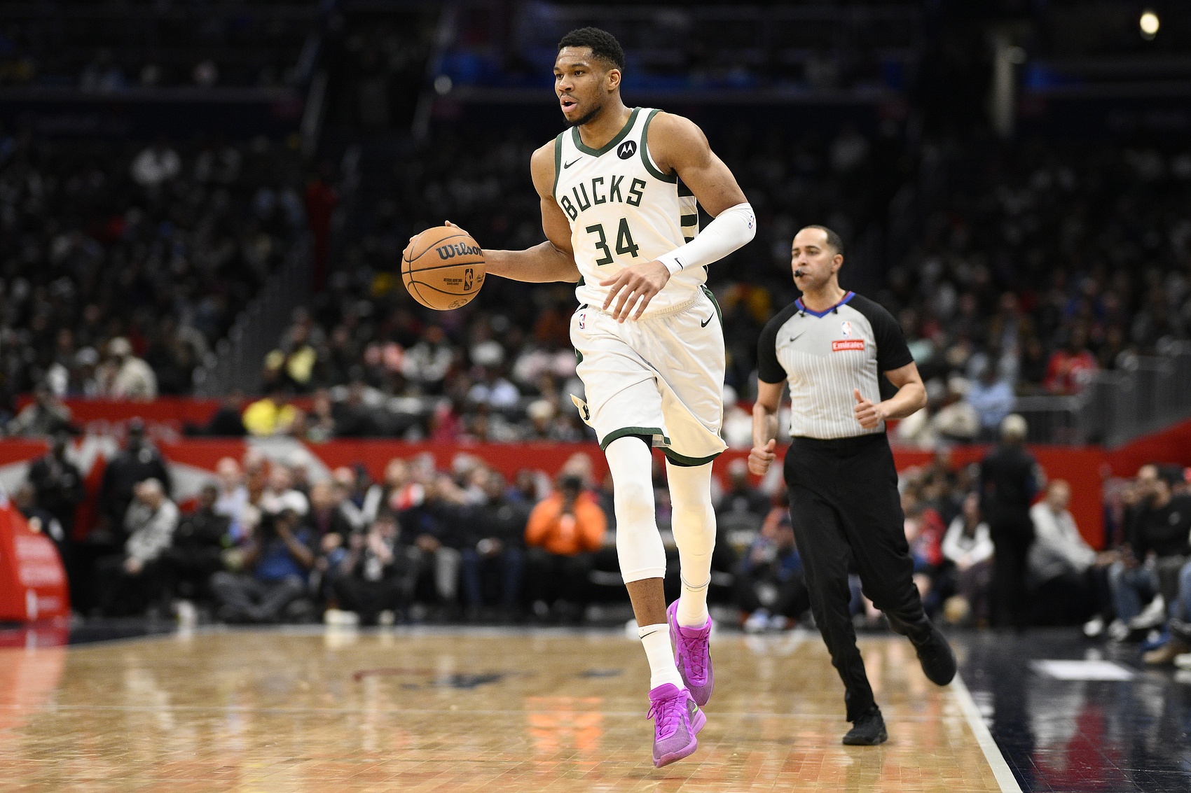  沒(méi)怎么發(fā)力！字母哥半場(chǎng)7中3得6分5板6助1帽