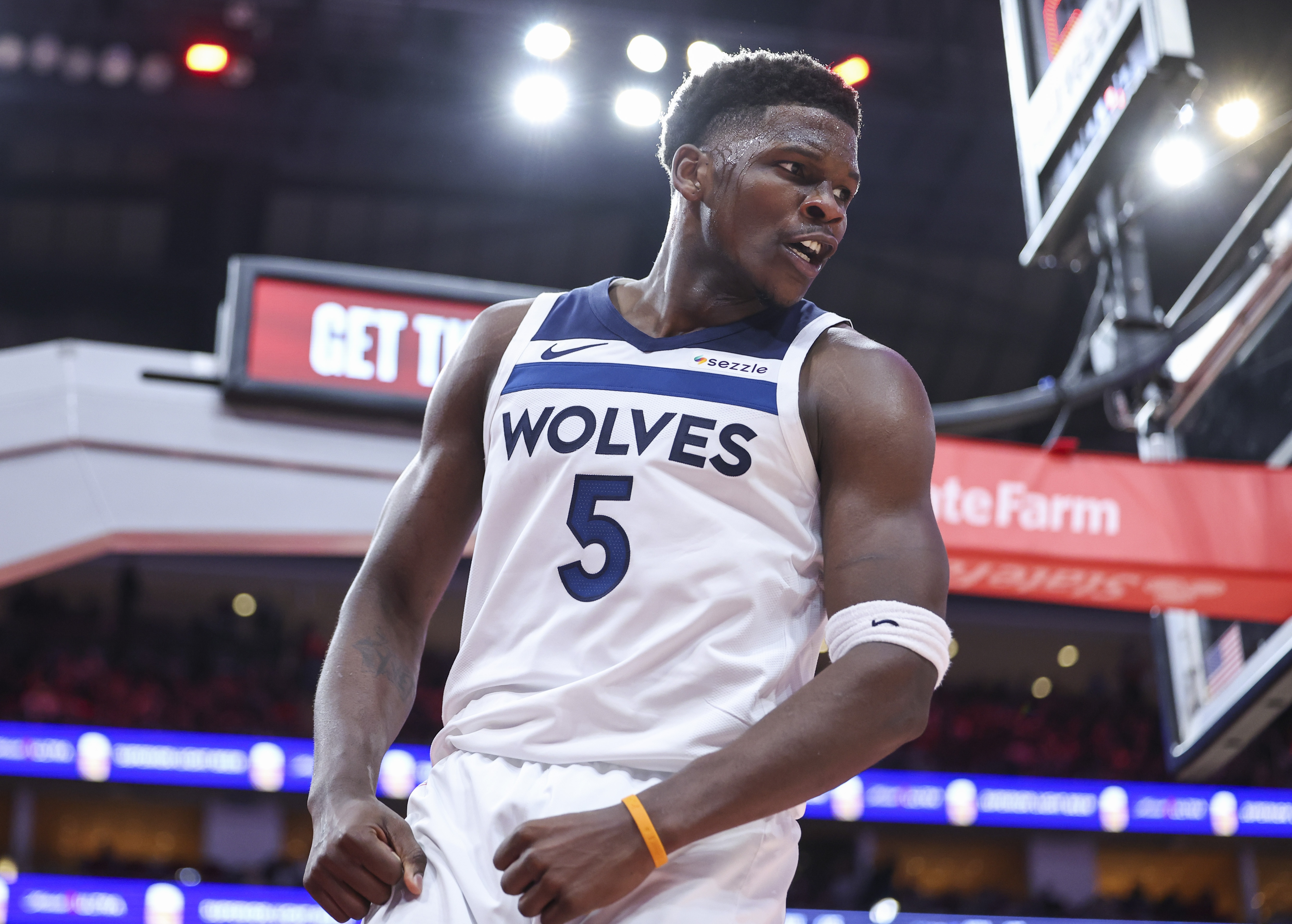  愛德華茲14中5不在狀態(tài)！末節(jié)3分41秒換下&球隊16-0進加時！