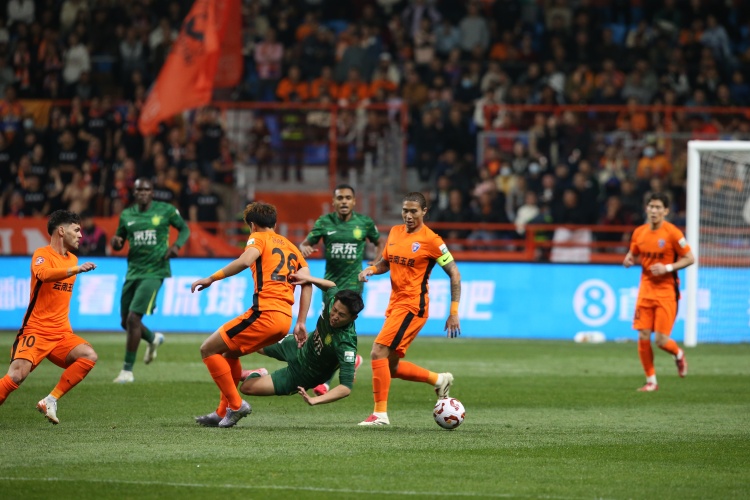  昨日云南玉昆在五華與梅州客家進(jìn)行教學(xué)賽，最終兩隊(duì)1-1戰(zhàn)平